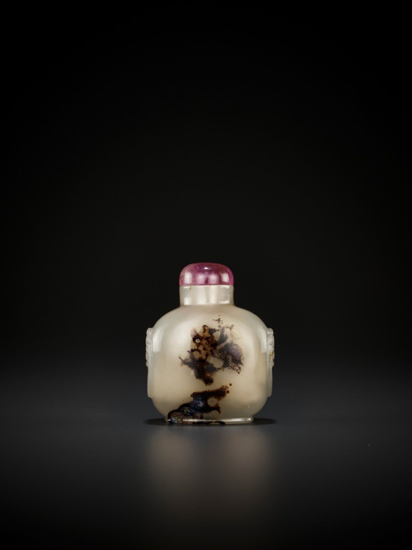 A SHADOW AGATE ‘BIRDS IN A TREE’ SNUFF BOTTLE, MID-QING <br - Image 3 of 10