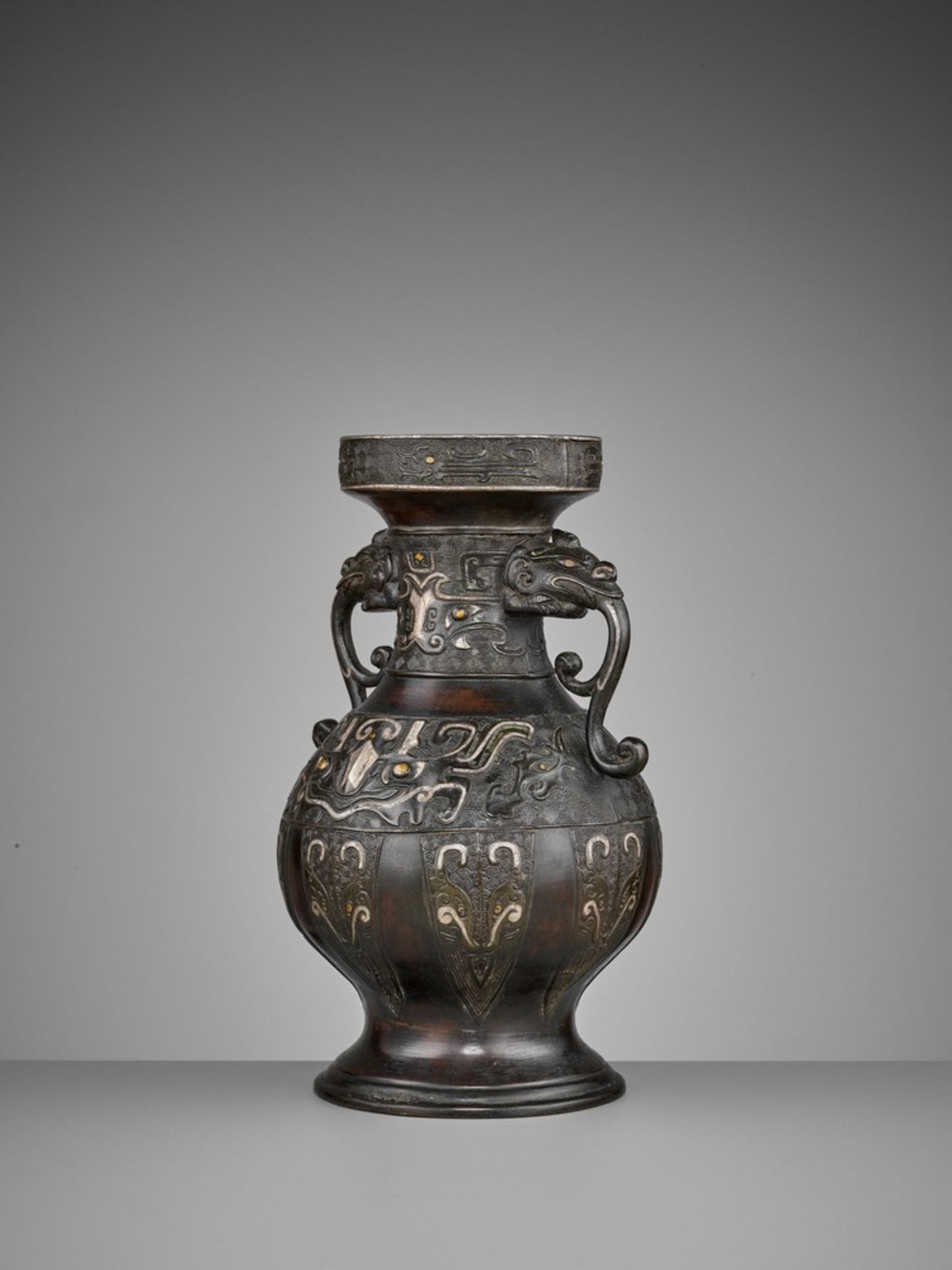 A GOLD AND SILVER INLAID BRONZE VASE, HU, MING DYNASTY - Image 3 of 11