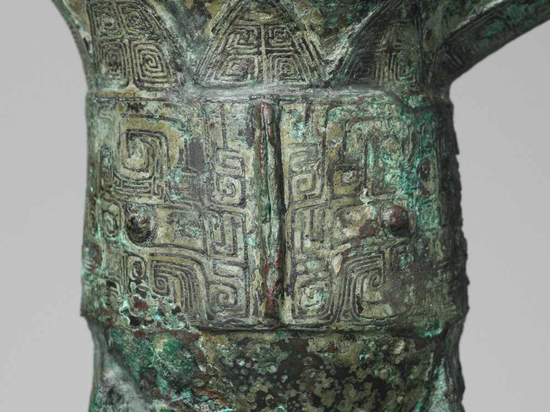 AN ARCHAIC BRONZE RITUAL WINE VESSEL, JUE, SHANG DYNASTY - Image 8 of 15