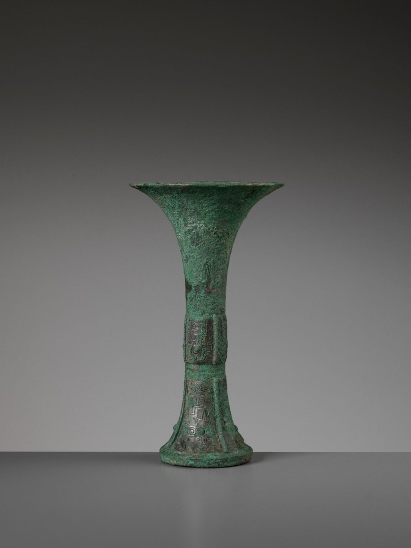 AN ARCHAIC BRONZE RITUAL WINE VESSEL, GU, SHANG DYNASTY - Image 5 of 11