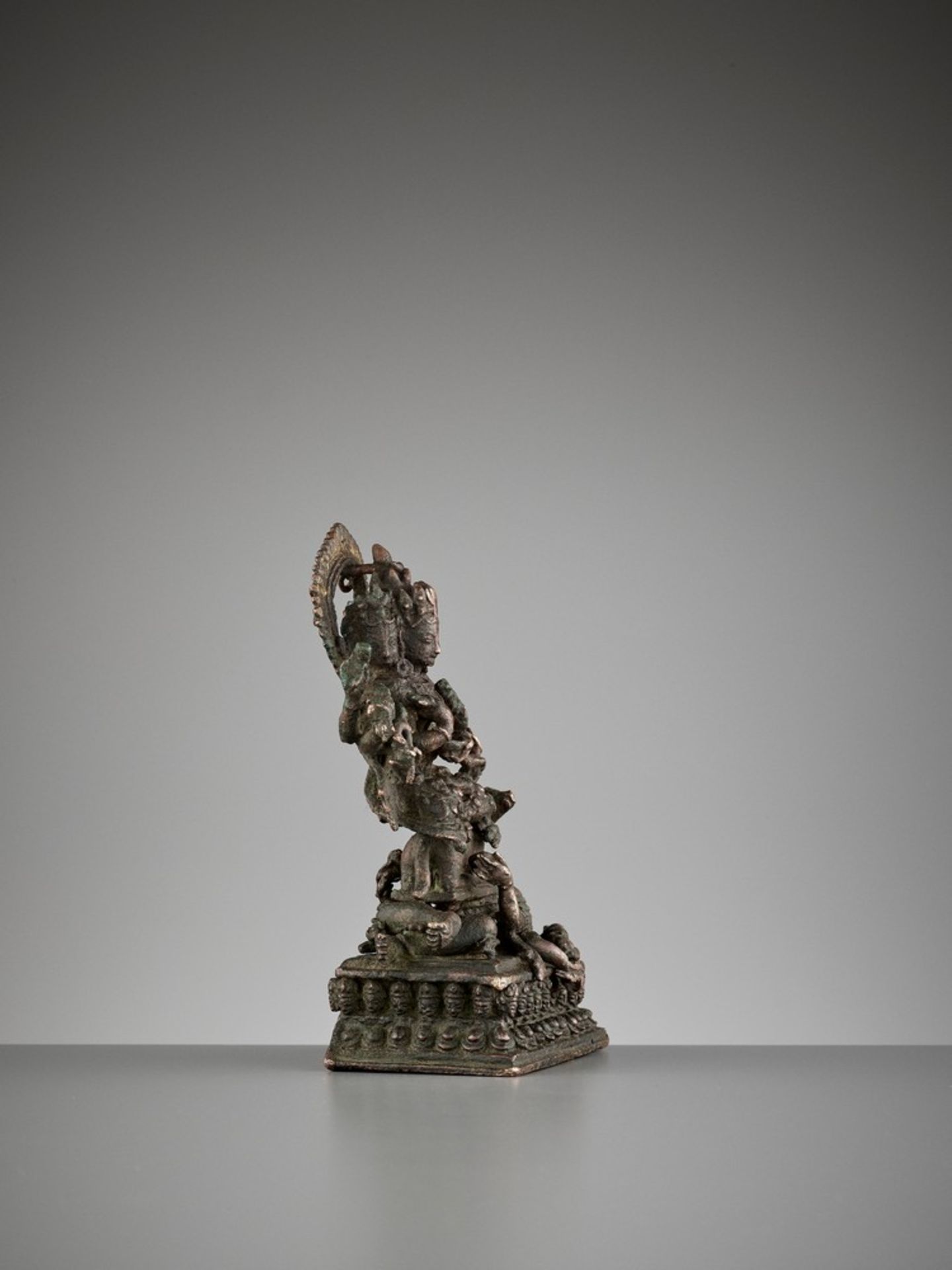 A BRONZE FIGURE OF JNANA DAKINI, LATE 16TH TO EARLY 17TH CENTURY - Image 7 of 9