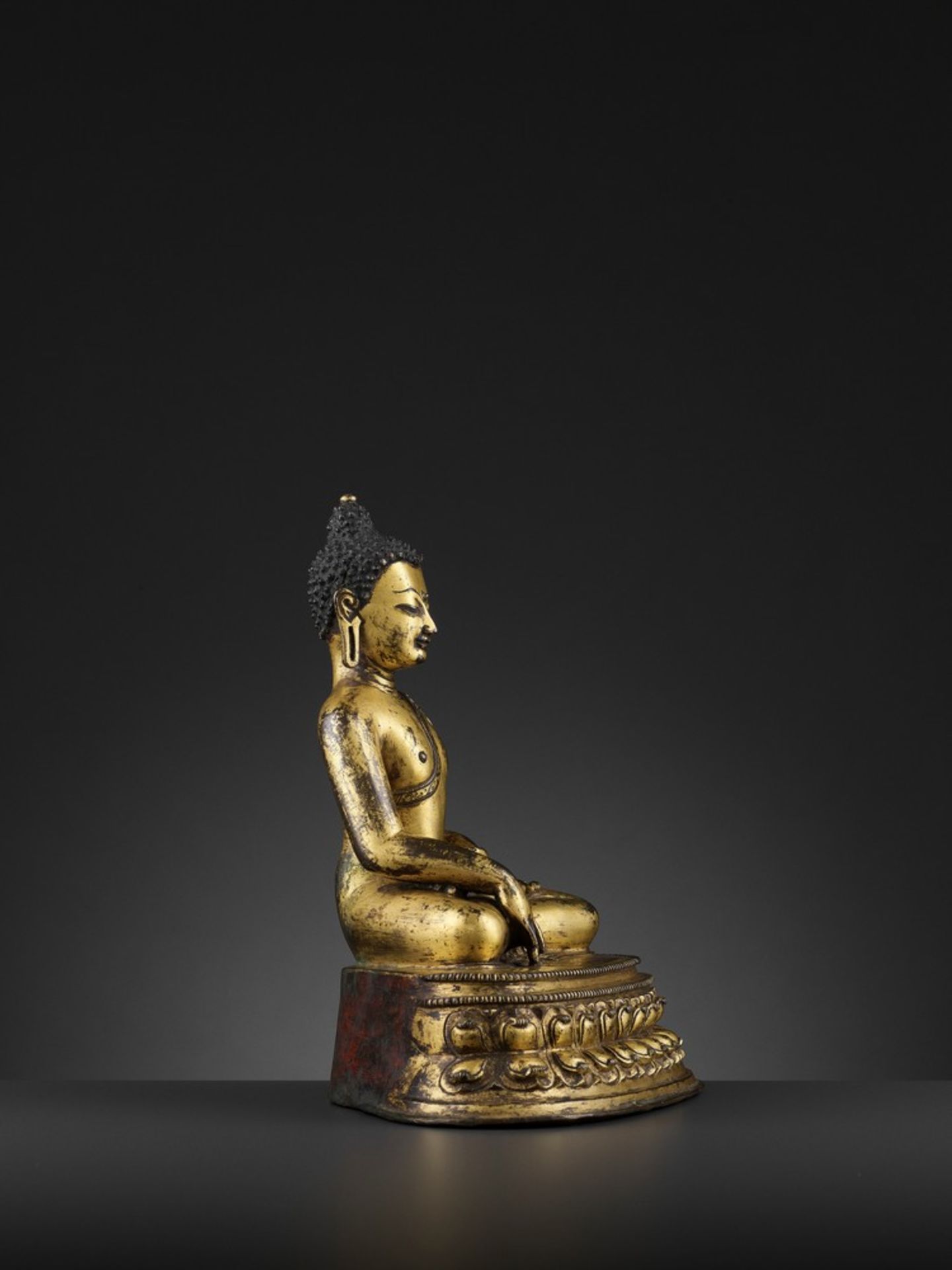 A LARGE GILT BRONZE FIGURE OF SHAKYAMUNI BUDDHA, TIBET, 15TH CENTURY - Bild 8 aus 13