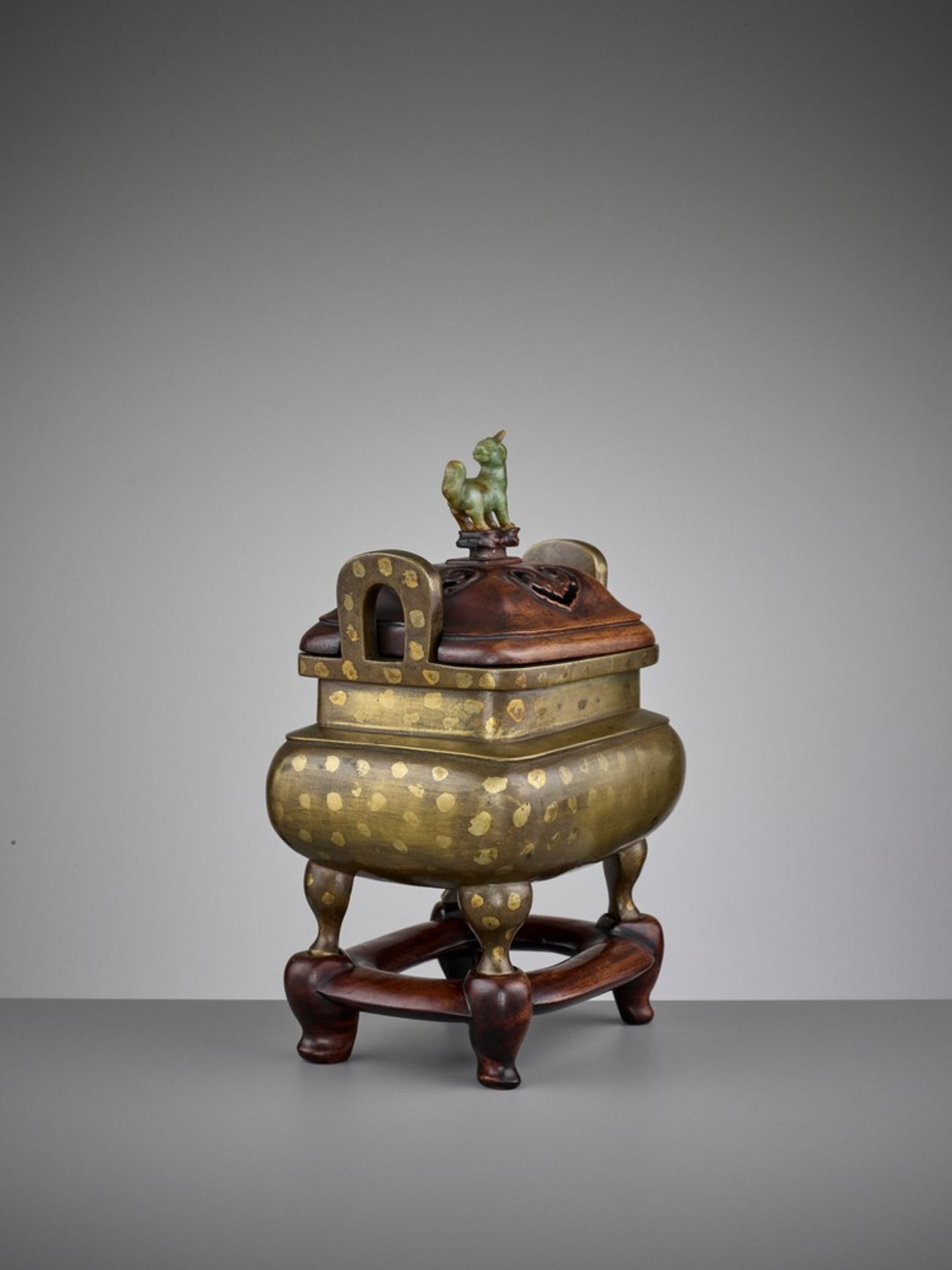 A GOLD-SPLASHED BRONZE CENSER WITH HARDWOOD COVER AND BASE, 17TH CENTURY - Image 6 of 13