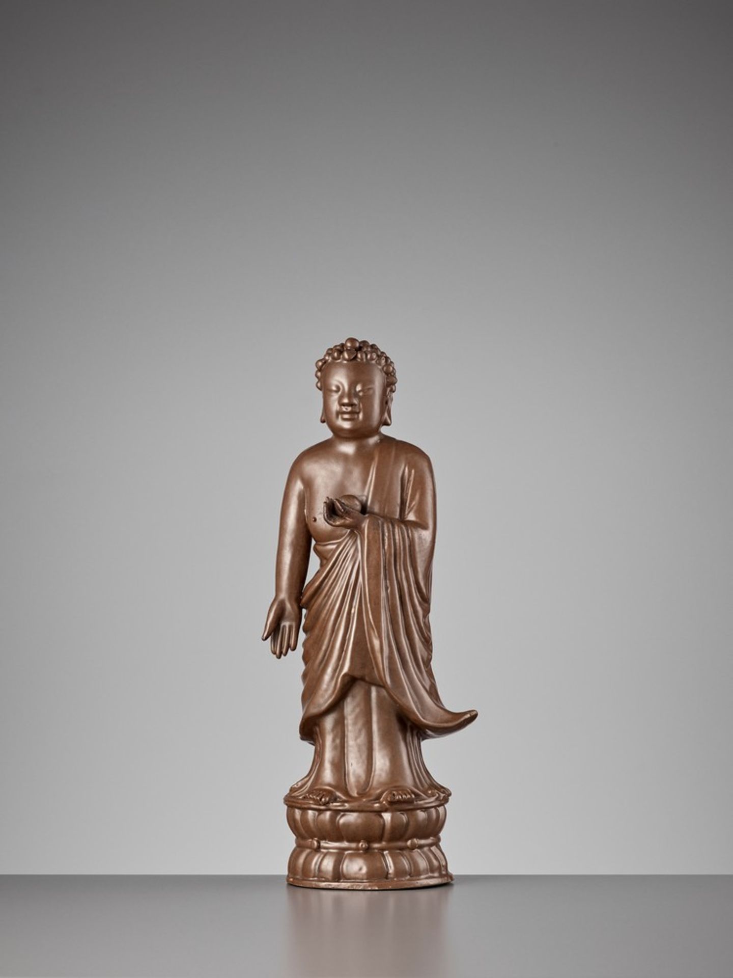 A PERSIMMON GLAZED PORCELAIN STATUE OF BHAISAJYAGURU, QING DYNASTY - Bild 10 aus 13