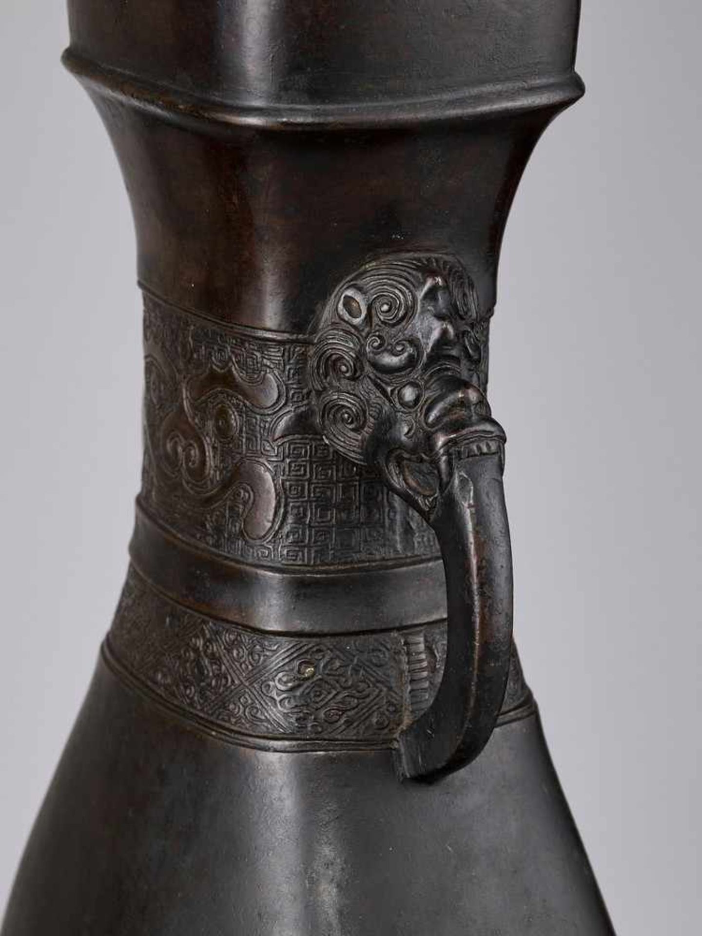 A QILIN-HANDLED BRONZE VASE, HU, SONG TO YUAN DYNASTY - Image 3 of 15