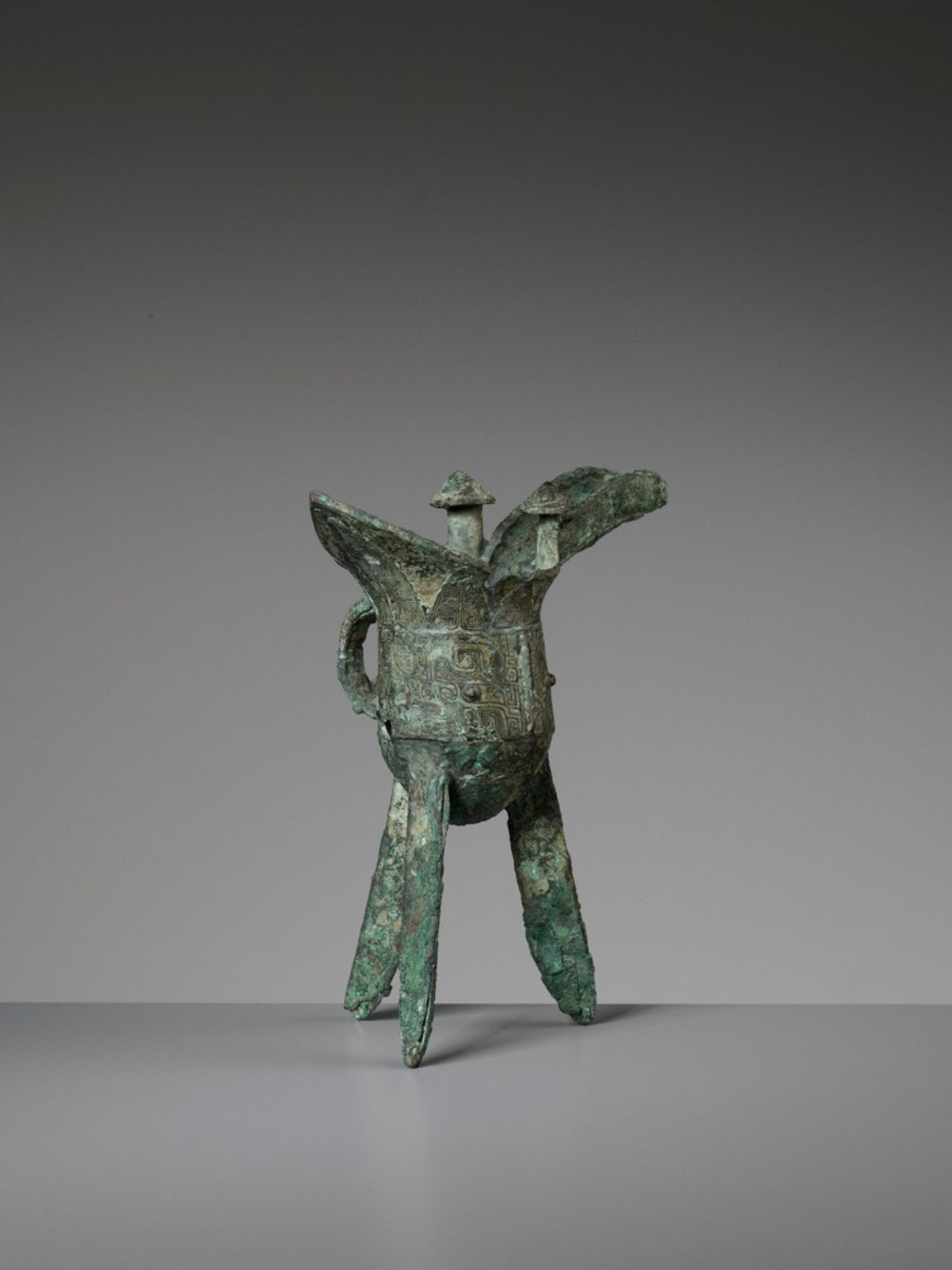 AN ARCHAIC BRONZE RITUAL WINE VESSEL, JUE, SHANG DYNASTY - Image 5 of 15