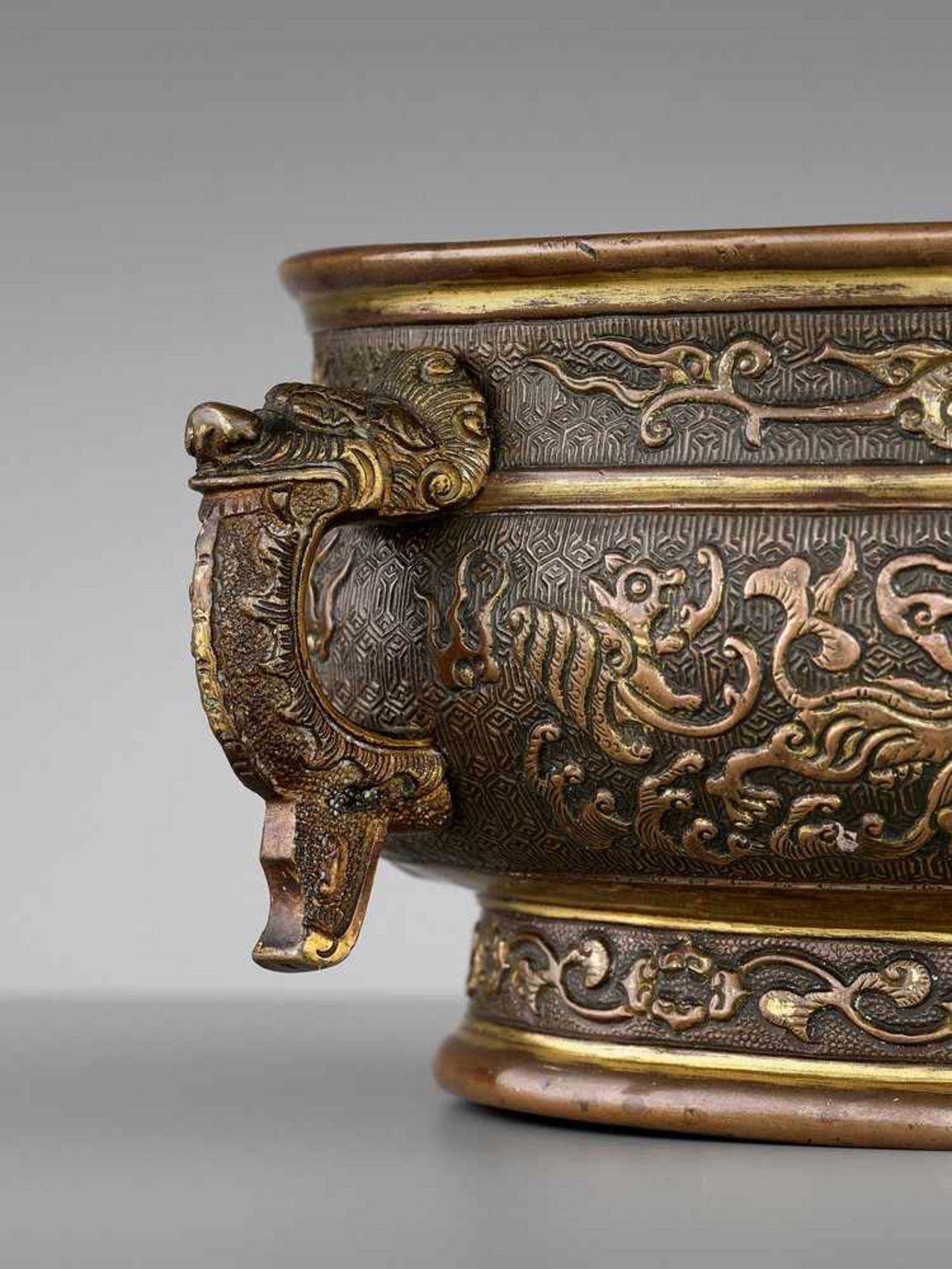 A HU WENMING PARCEL-GILT ‘DRAGON’ BRONZE CENSER, LATE MING <br - Bild 4 aus 16