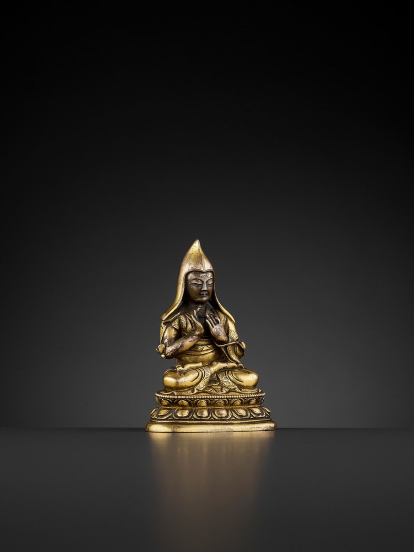 A GILT-BRONZE FIGURE OF TSONGKHAPA, QIANLONG PERIOD - Bild 7 aus 10