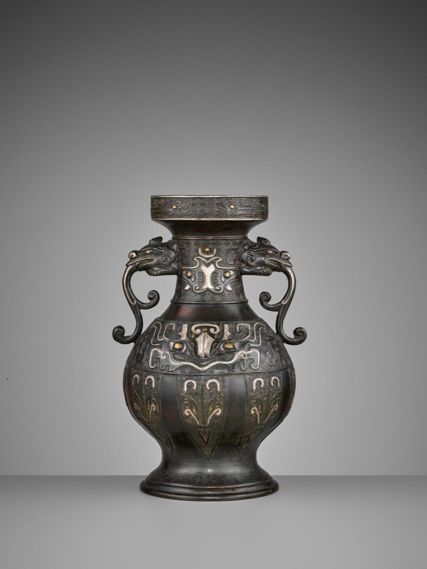 A GOLD AND SILVER INLAID BRONZE VASE, HU, MING DYNASTY - Image 6 of 11