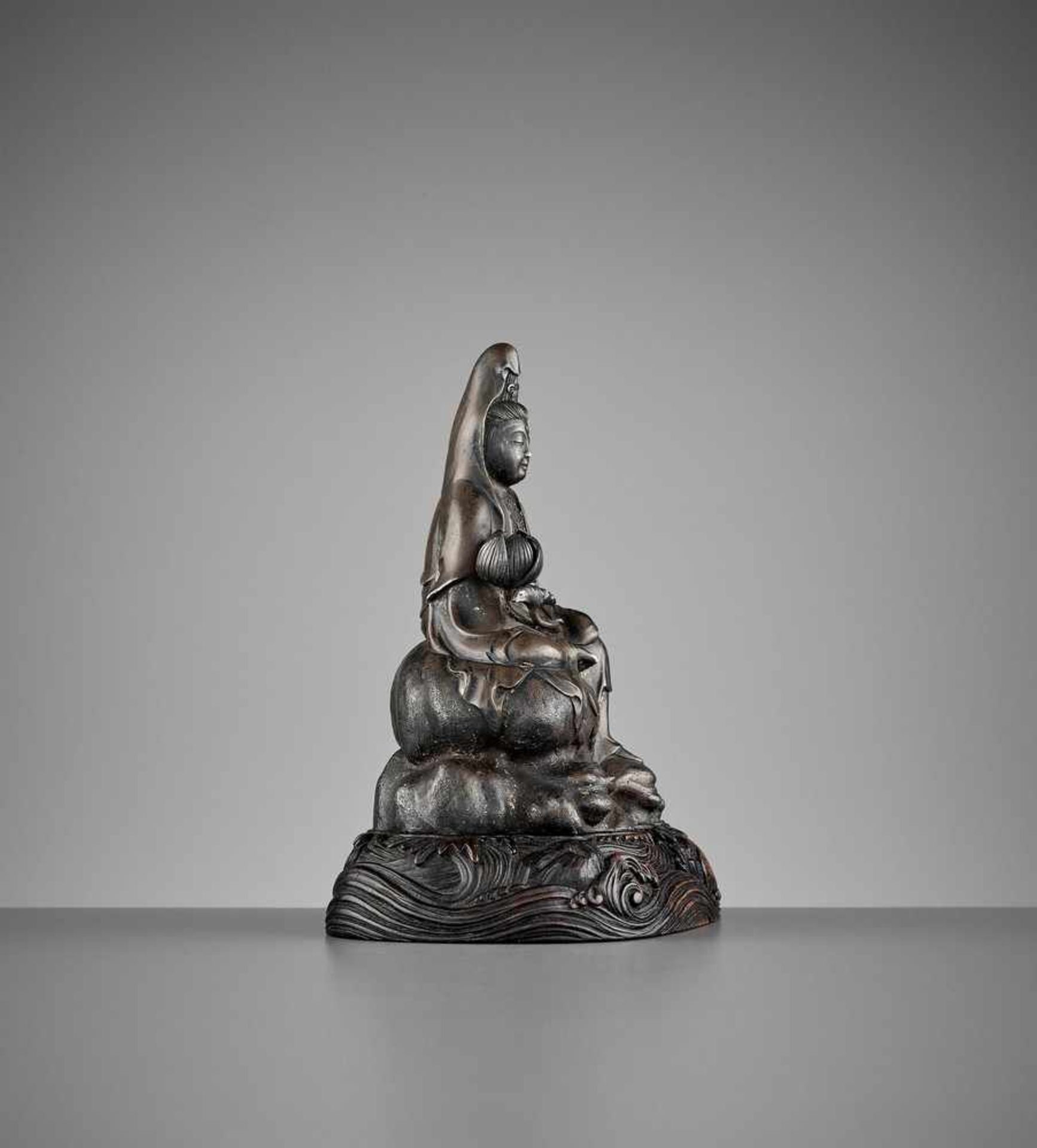 A SILVERED ‘ROYAL EASE’ BRONZE FIGURE OF GUANYIN, EARLY QING DYNASTY <br - Image 8 of 10