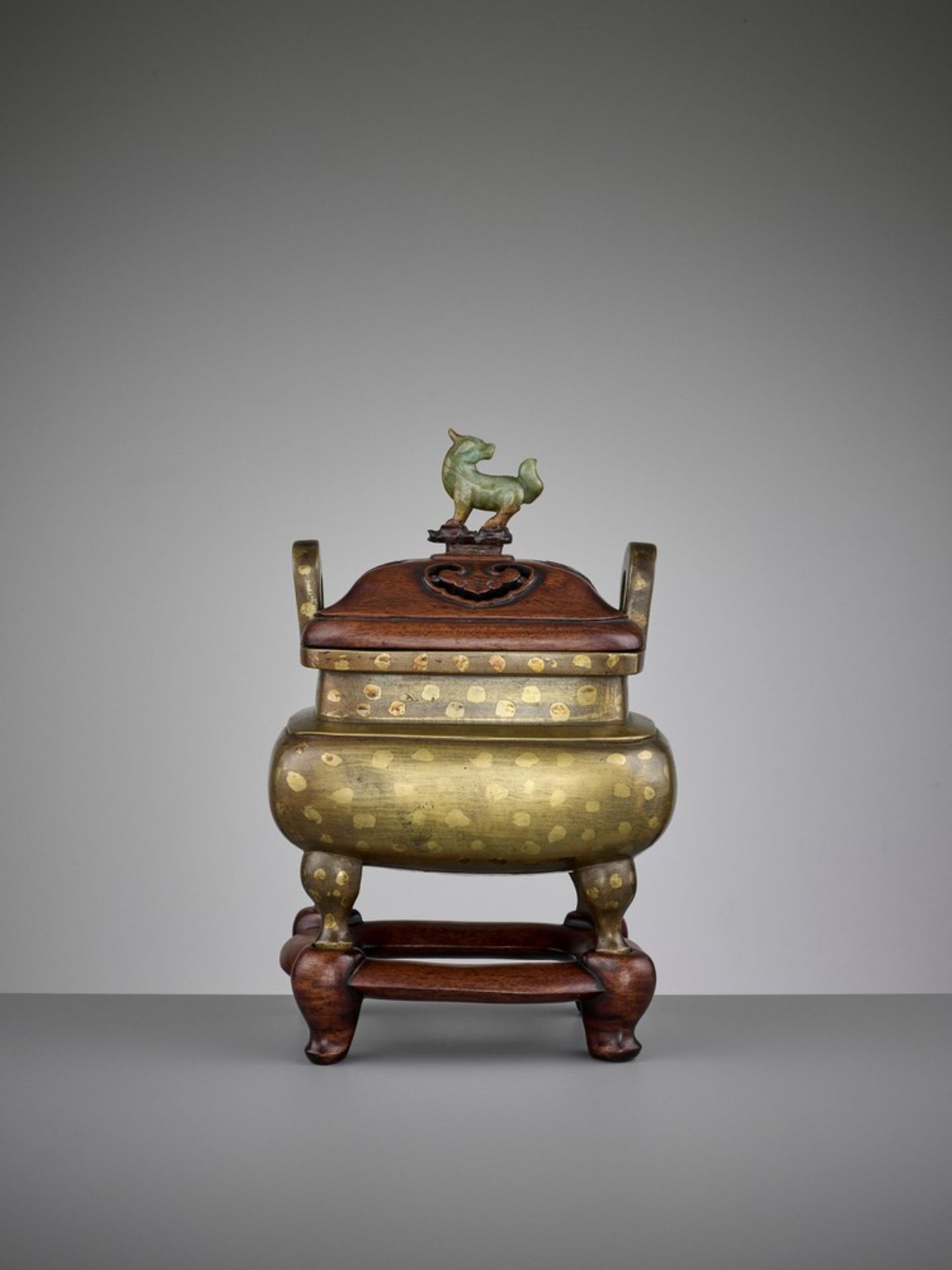 A GOLD-SPLASHED BRONZE CENSER WITH HARDWOOD COVER AND BASE, 17TH CENTURY - Image 4 of 13