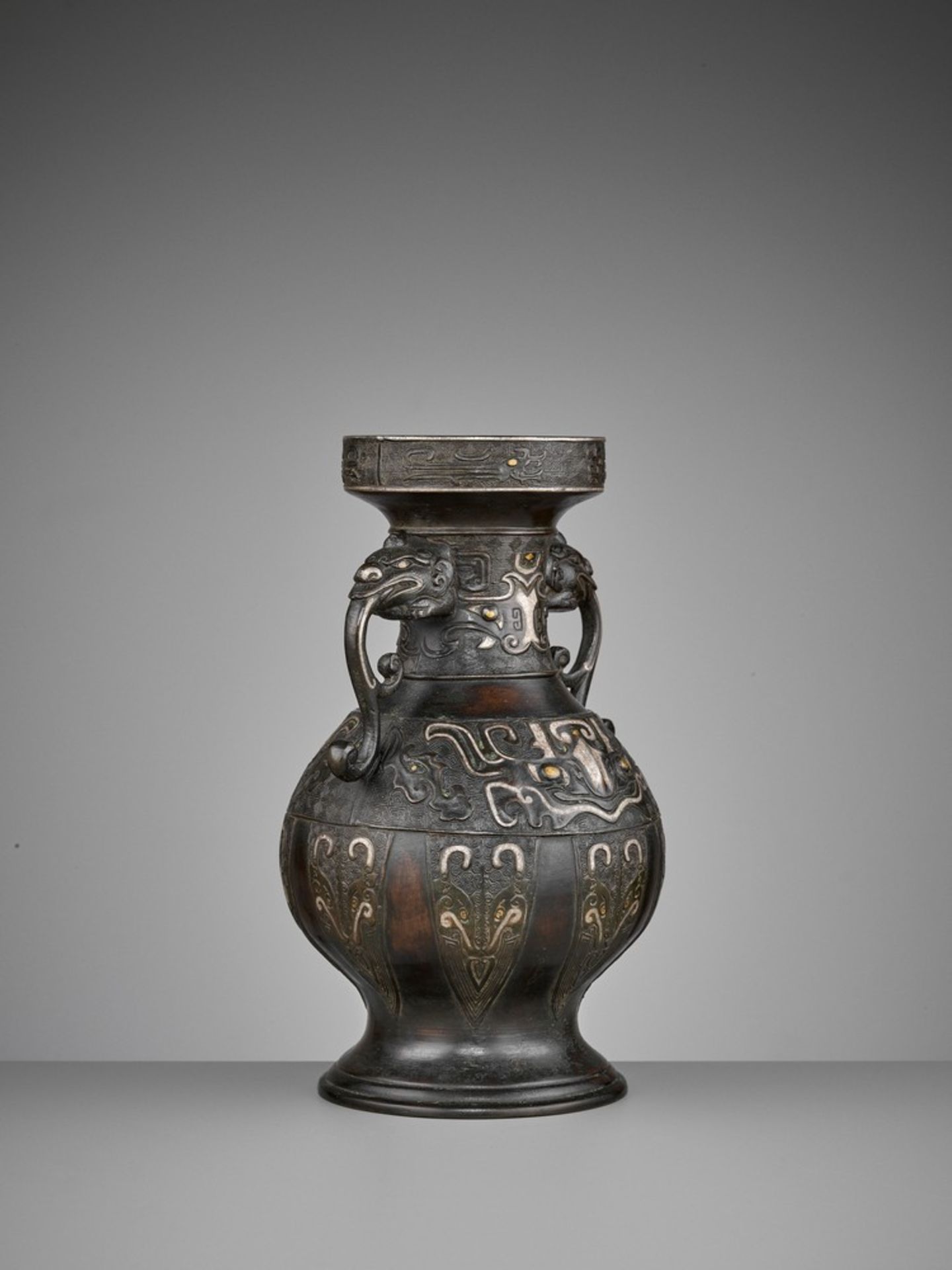 A GOLD AND SILVER INLAID BRONZE VASE, HU, MING DYNASTY - Image 5 of 11