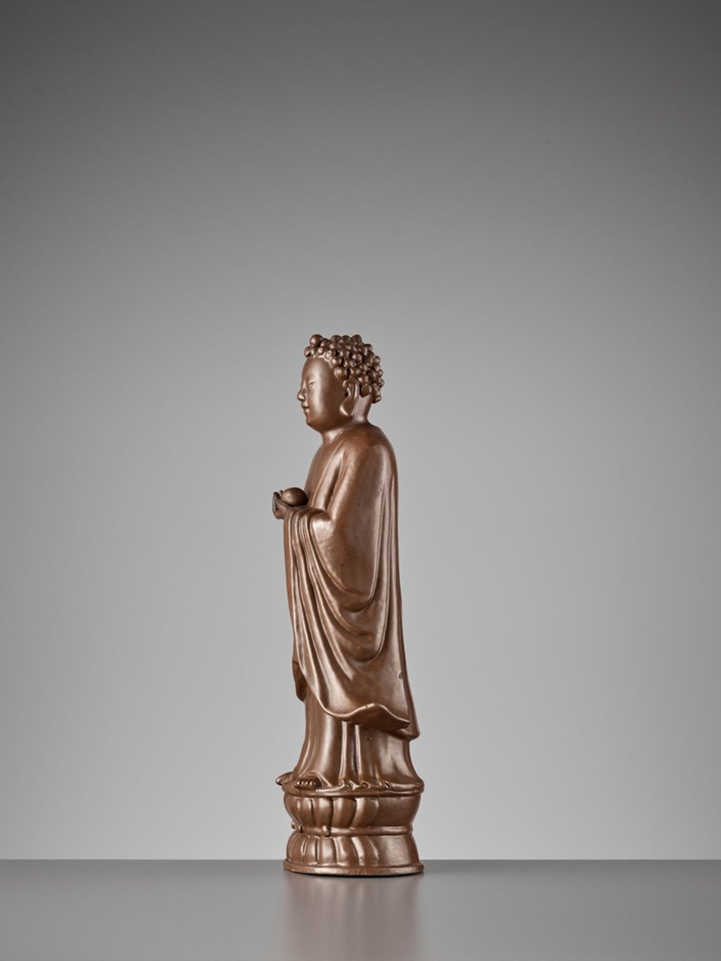 A PERSIMMON GLAZED PORCELAIN STATUE OF BHAISAJYAGURU, QING DYNASTY - Bild 5 aus 13