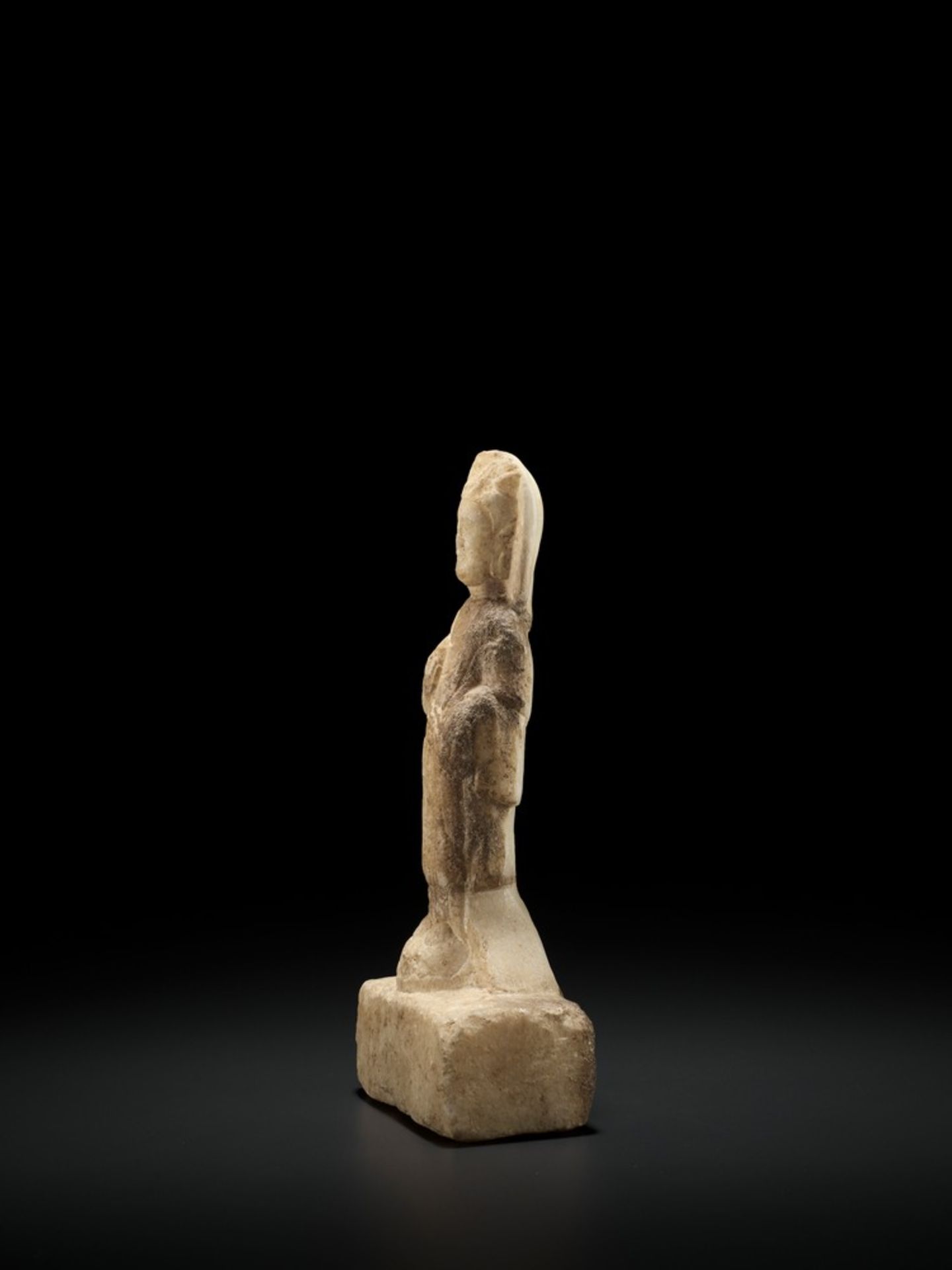 A RARE YELLOW MARBLE FIGURE OF AVALOKITESHVARA, NORTHERN QI DYNASTY - Image 4 of 8