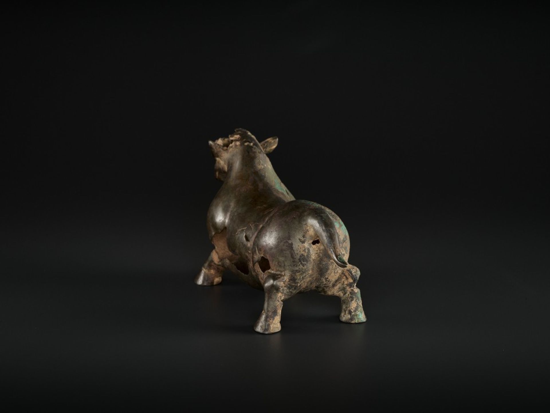 A SUPERB BRONZE FIGURE OF A BULL, LATE WARRING STATES TO EARLY HAN DYNASTY - Image 8 of 14