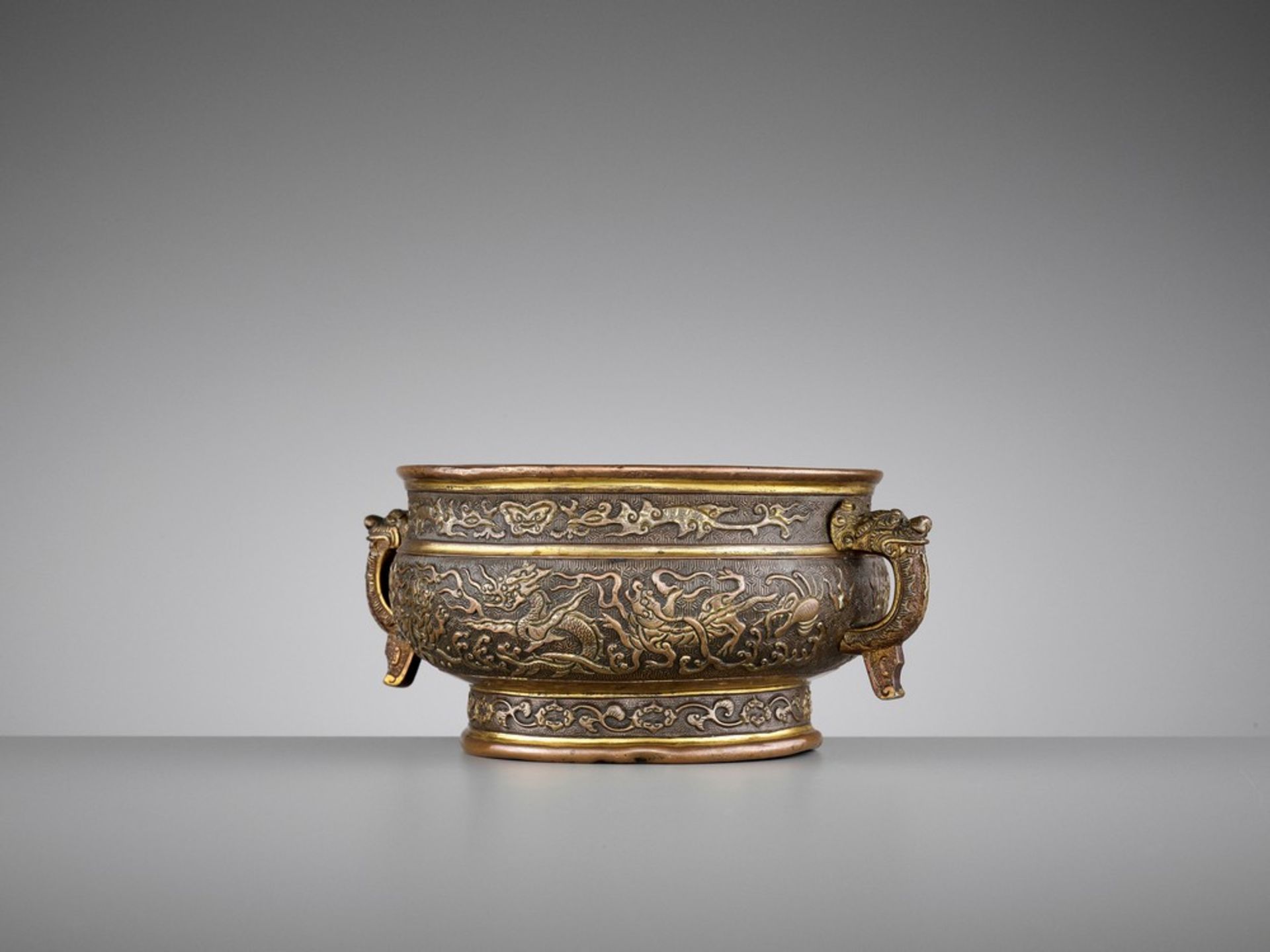 A HU WENMING PARCEL-GILT ‘DRAGON’ BRONZE CENSER, LATE MING <br - Bild 6 aus 16