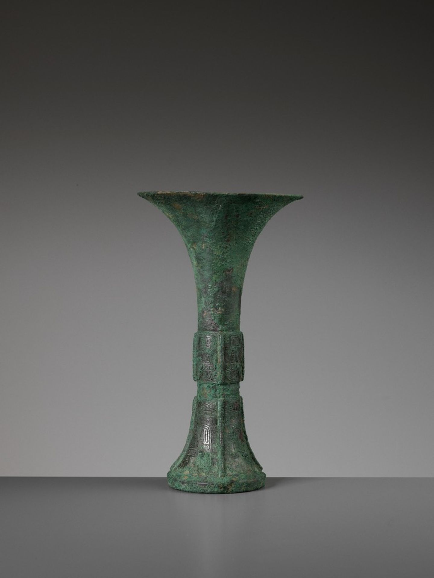 AN ARCHAIC BRONZE RITUAL WINE VESSEL, GU, SHANG DYNASTY - Image 9 of 11