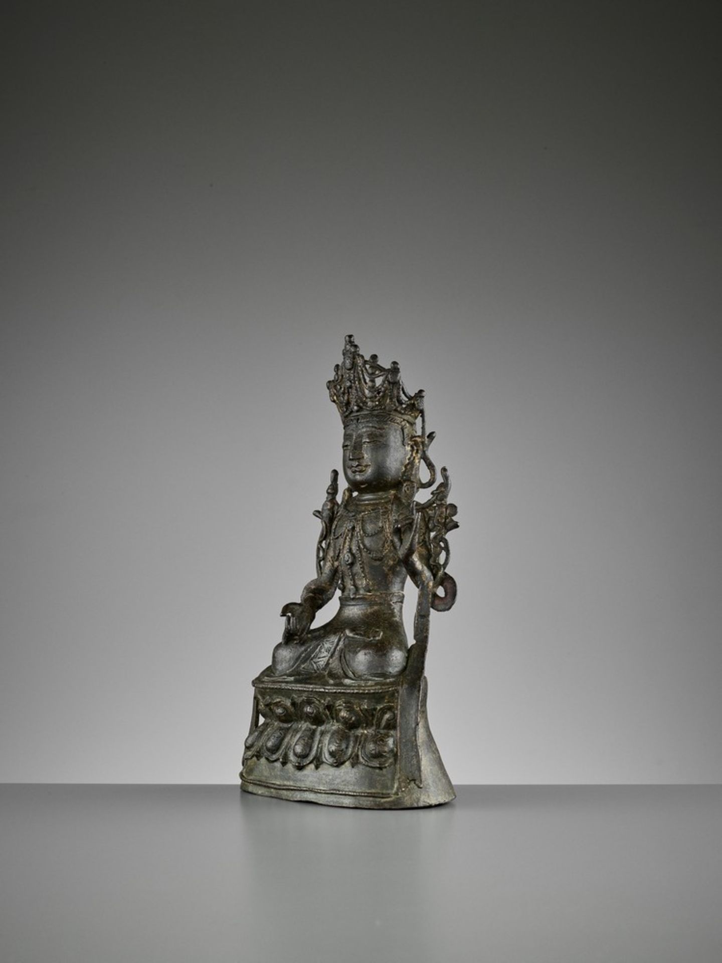 A BRONZE FIGURE OF GUANYIN, YUAN-MING DYNASTY - Image 3 of 8