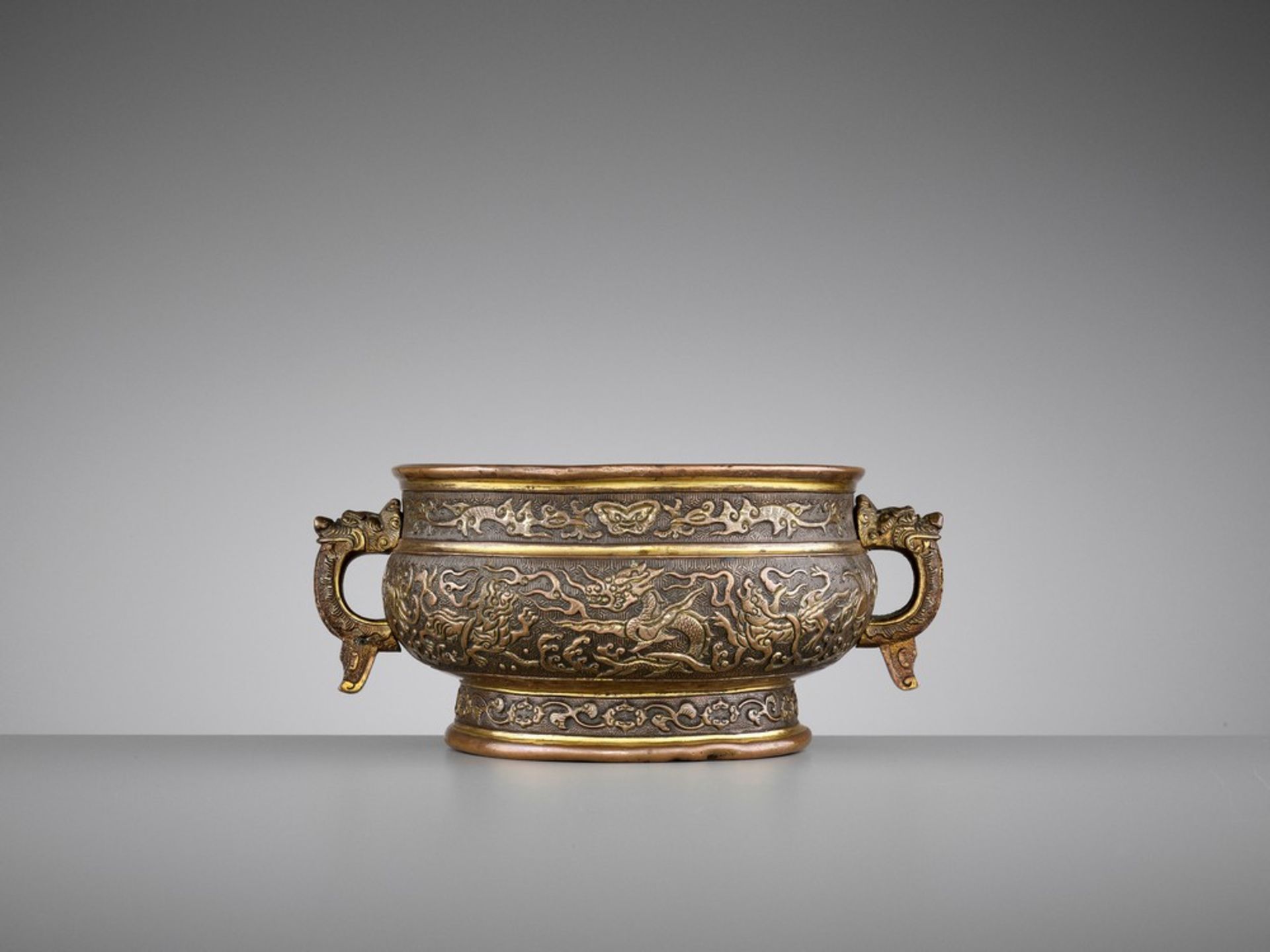 A HU WENMING PARCEL-GILT ‘DRAGON’ BRONZE CENSER, LATE MING <br - Bild 5 aus 16