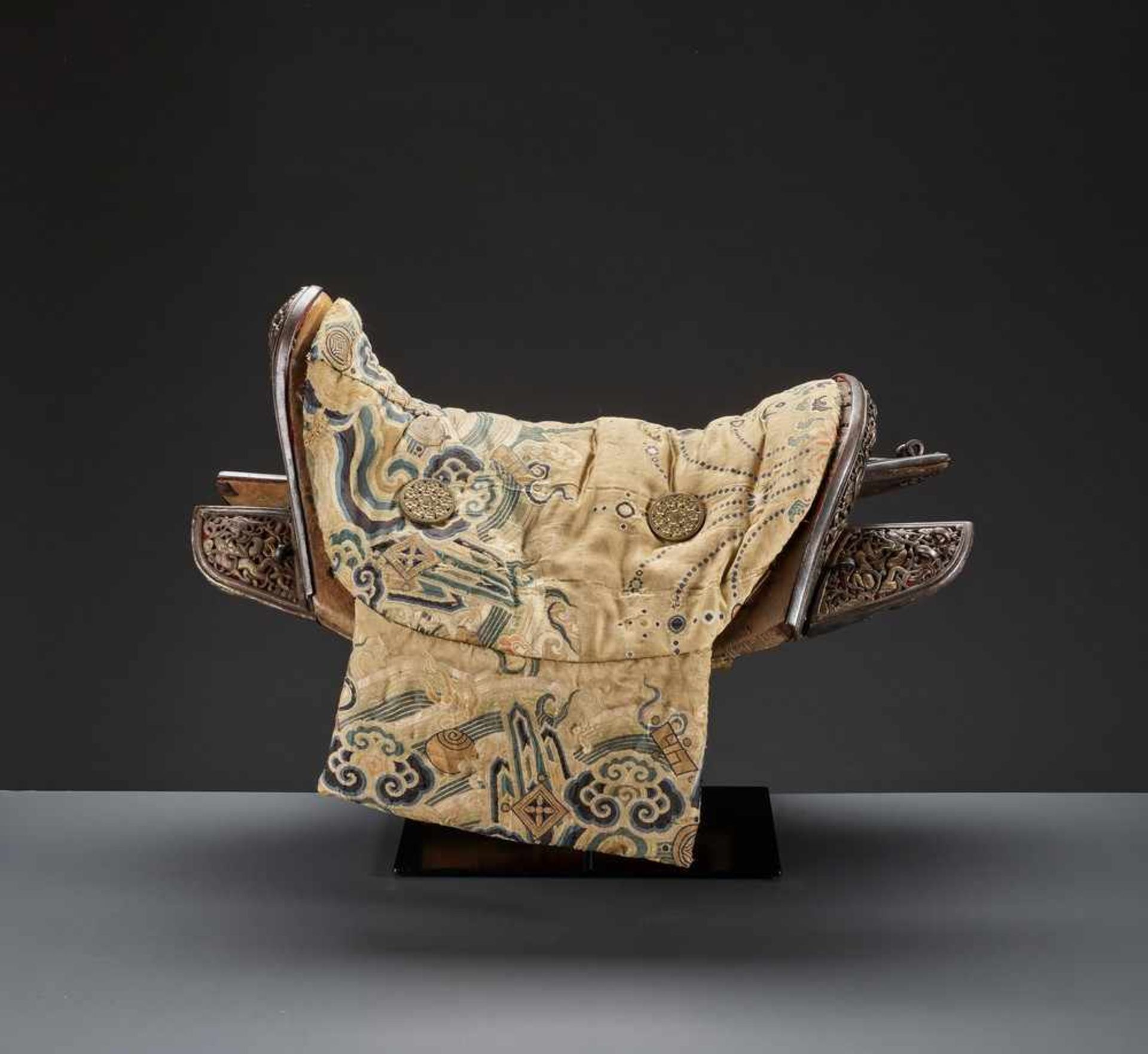 A WOOD SADDLE WITH GILT IRON FITTINGS AND SILK BROCADE COVER, 17TH-18TH CENTURY Sino-Tibetan, late - Image 11 of 18