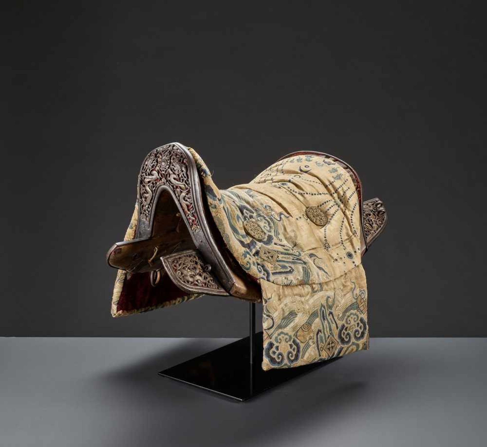 A WOOD SADDLE WITH GILT IRON FITTINGS AND SILK BROCADE COVER, 17TH-18TH CENTURY Sino-Tibetan, late - Image 7 of 18