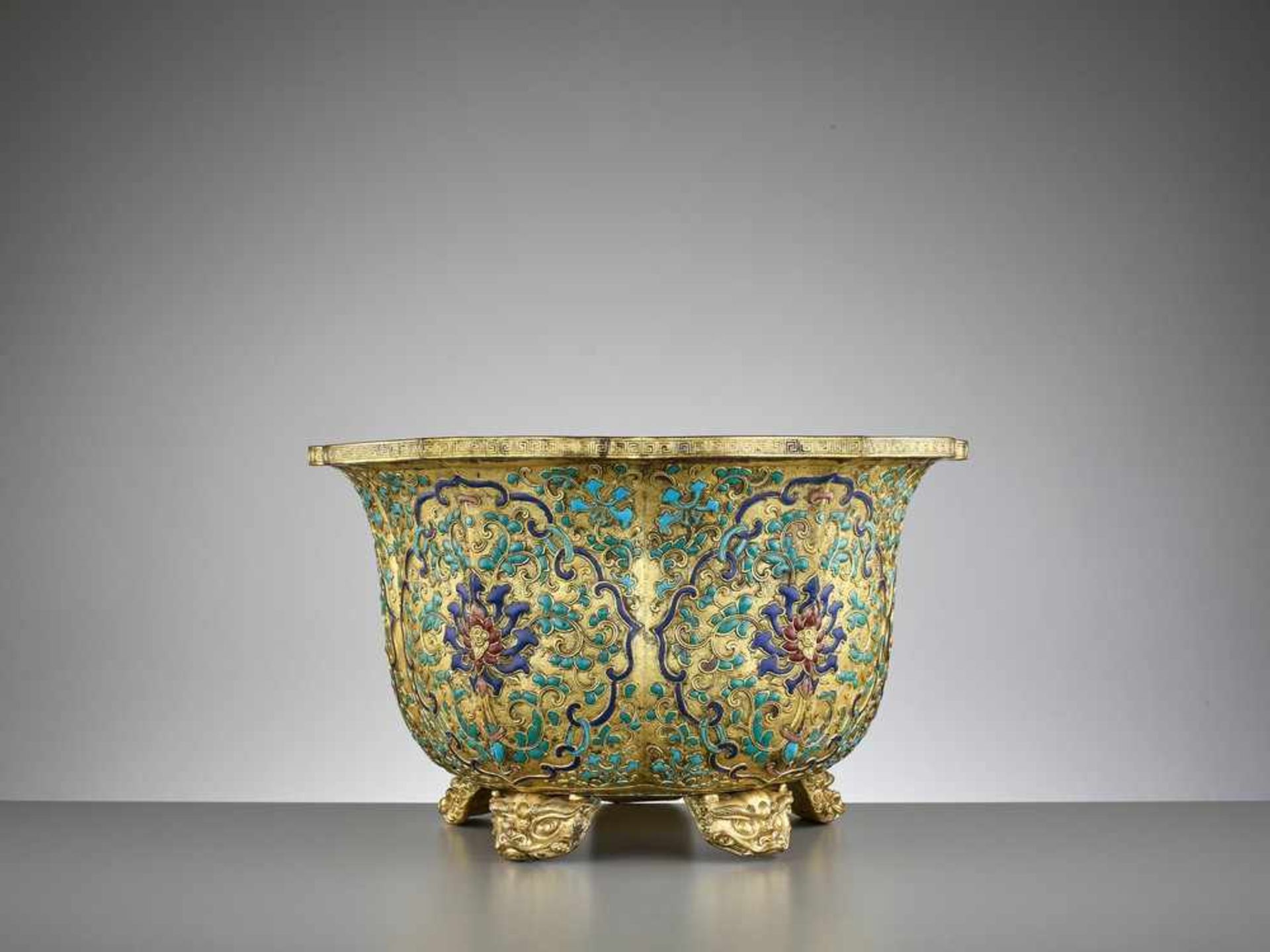 A RARE GILT-COPPER CHAMPLEVÉ ENAMEL JARDINIERE, QIANLONG < - Bild 8 aus 11