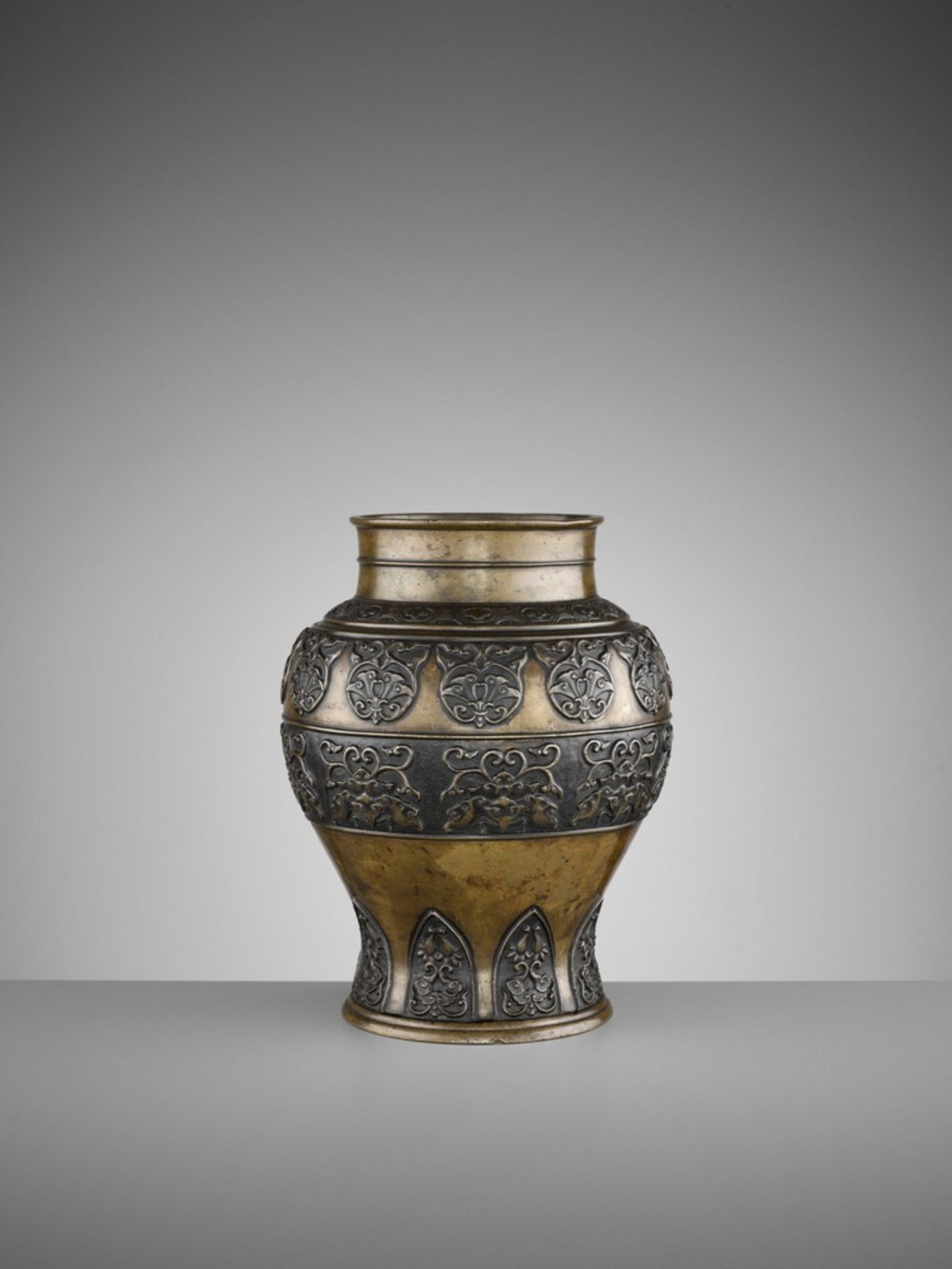 AN ARCHAISTIC BRONZE BALUSTER VASE, 17TH CENTURY - Image 4 of 8