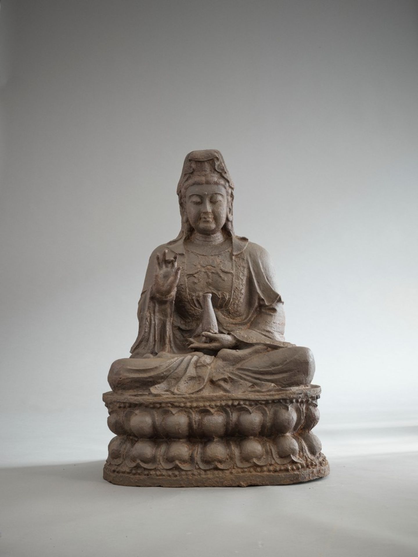 A MONUMENTAL CAST-IRON STATUE OF THE TEACHING GUANYIN, YUAN-MING DYNASTY - Image 2 of 9