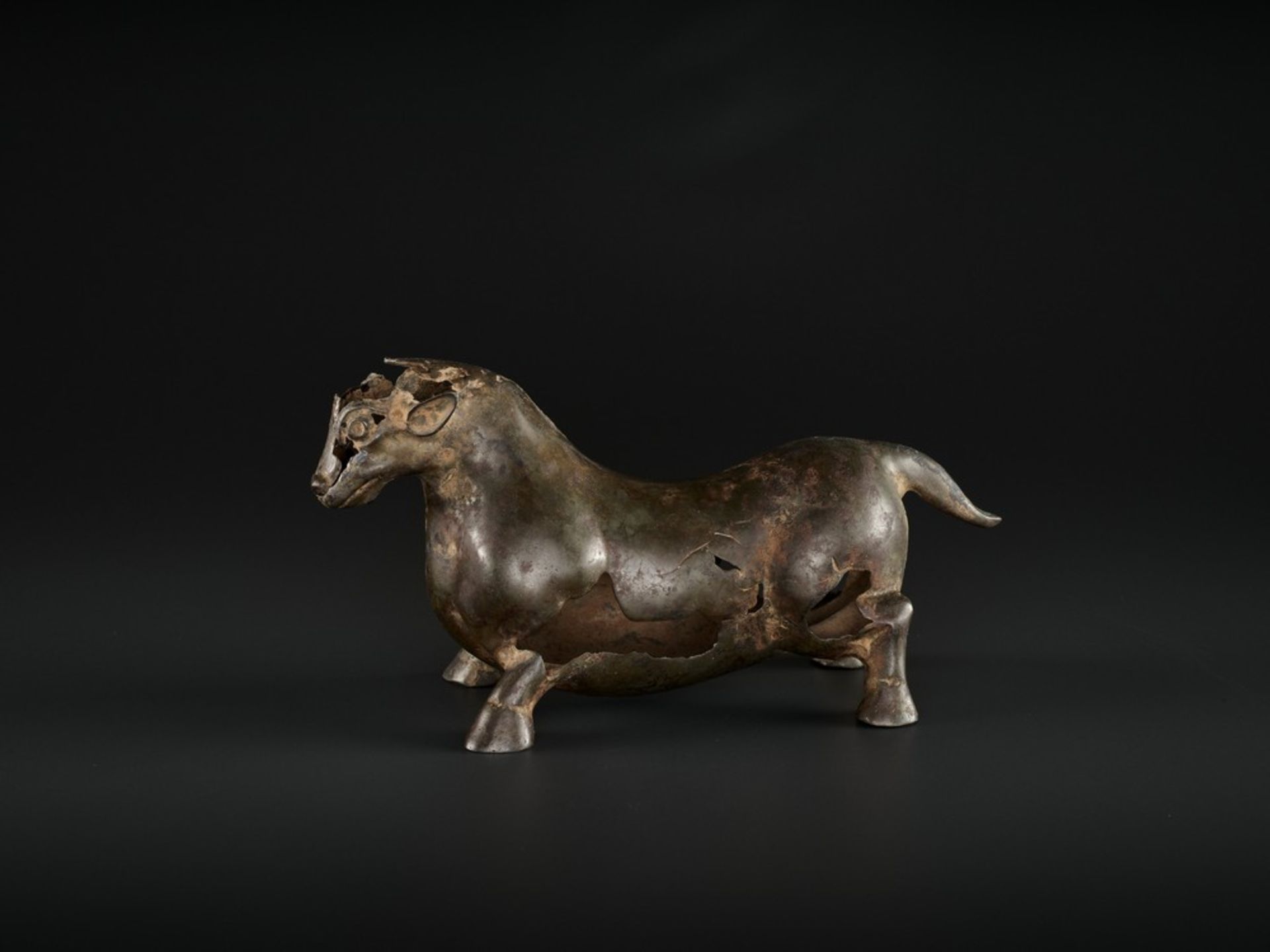 A SUPERB BRONZE FIGURE OF A BULL, LATE WARRING STATES TO EARLY HAN DYNASTY - Bild 6 aus 14