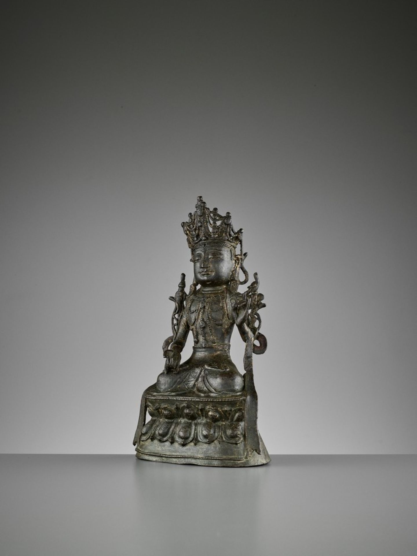 A BRONZE FIGURE OF GUANYIN, YUAN-MING DYNASTY - Image 2 of 8