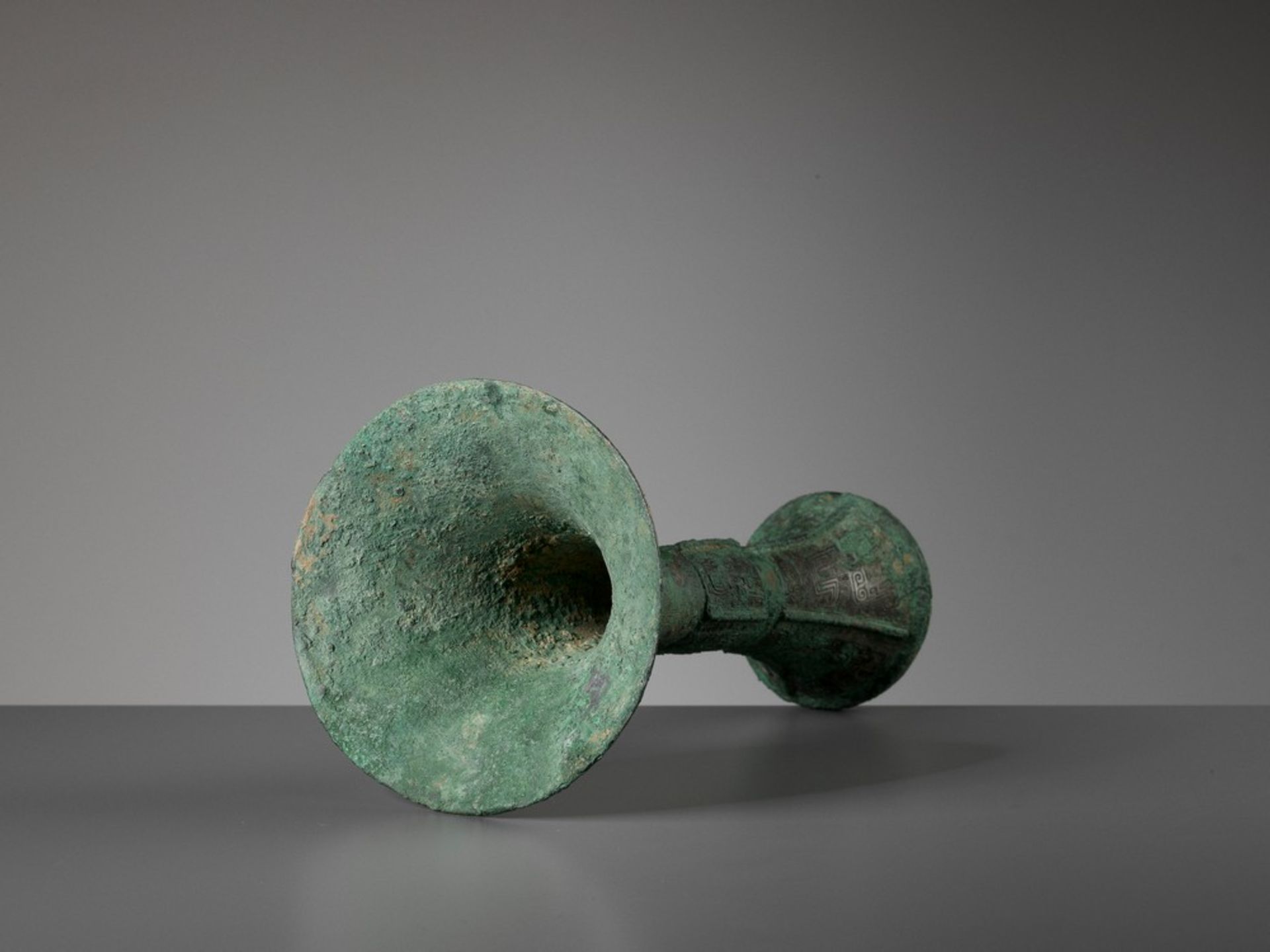 AN ARCHAIC BRONZE RITUAL WINE VESSEL, GU, SHANG DYNASTY - Image 10 of 11