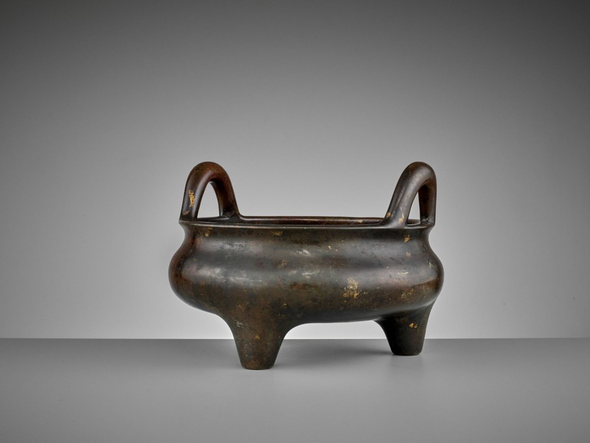 A LARGE AND HEAVILY CAST BRONZE TRIPOD CENSER, 17TH CENTURY - Image 5 of 14