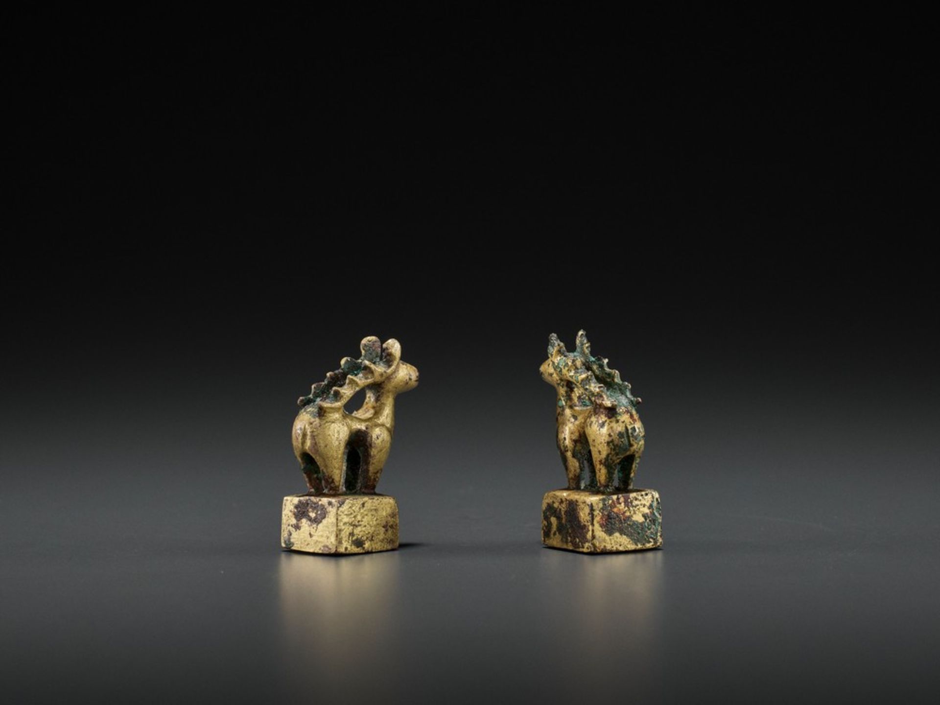 A PAIR OF GILT BRONZE ‘STAG’ SEALS, EASTERN HAN <br - Image 4 of 9