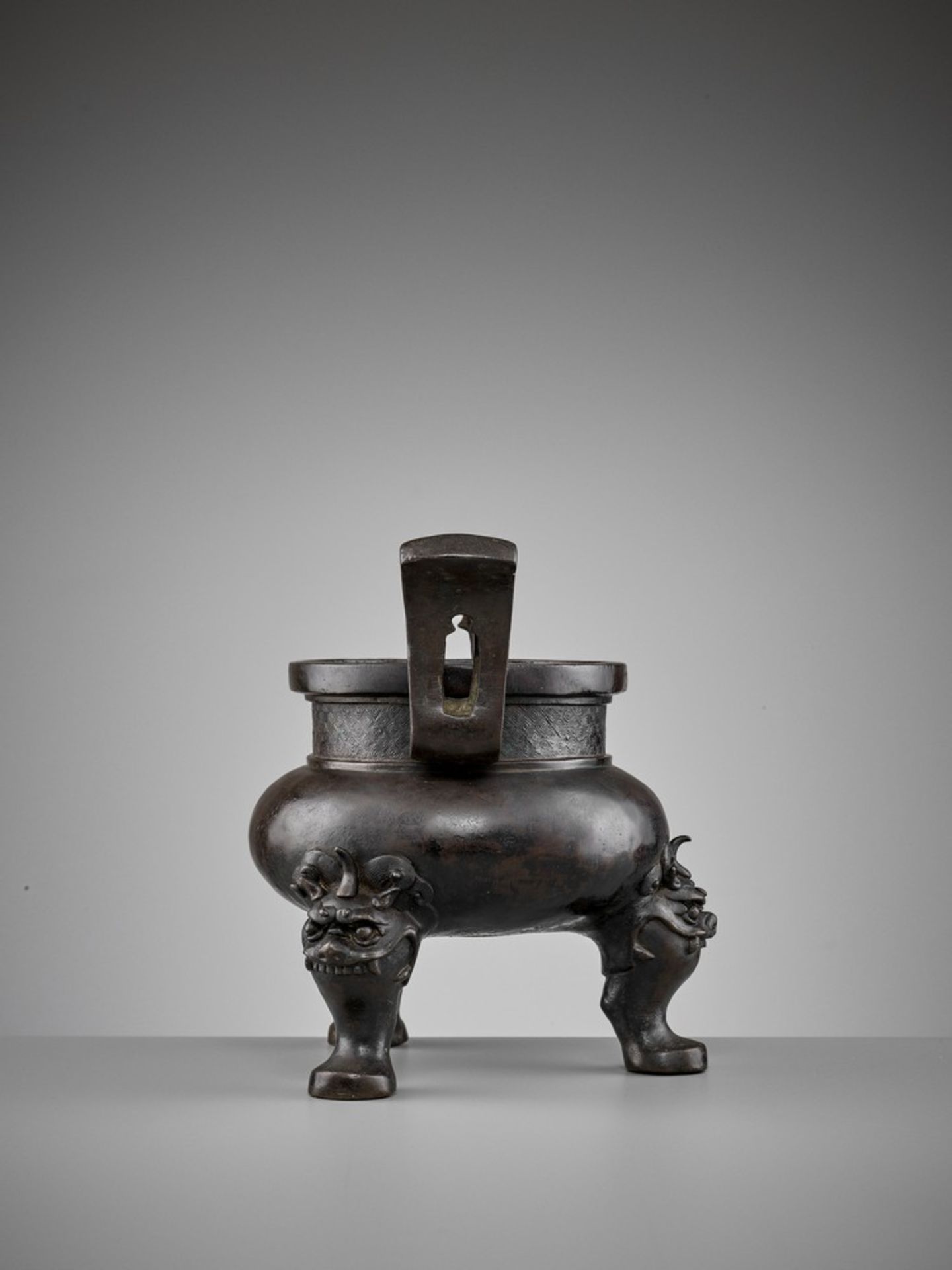 A HEAVILY CAST BRONZE TRIPOD CENSER, MING DYNASTY - Image 9 of 11