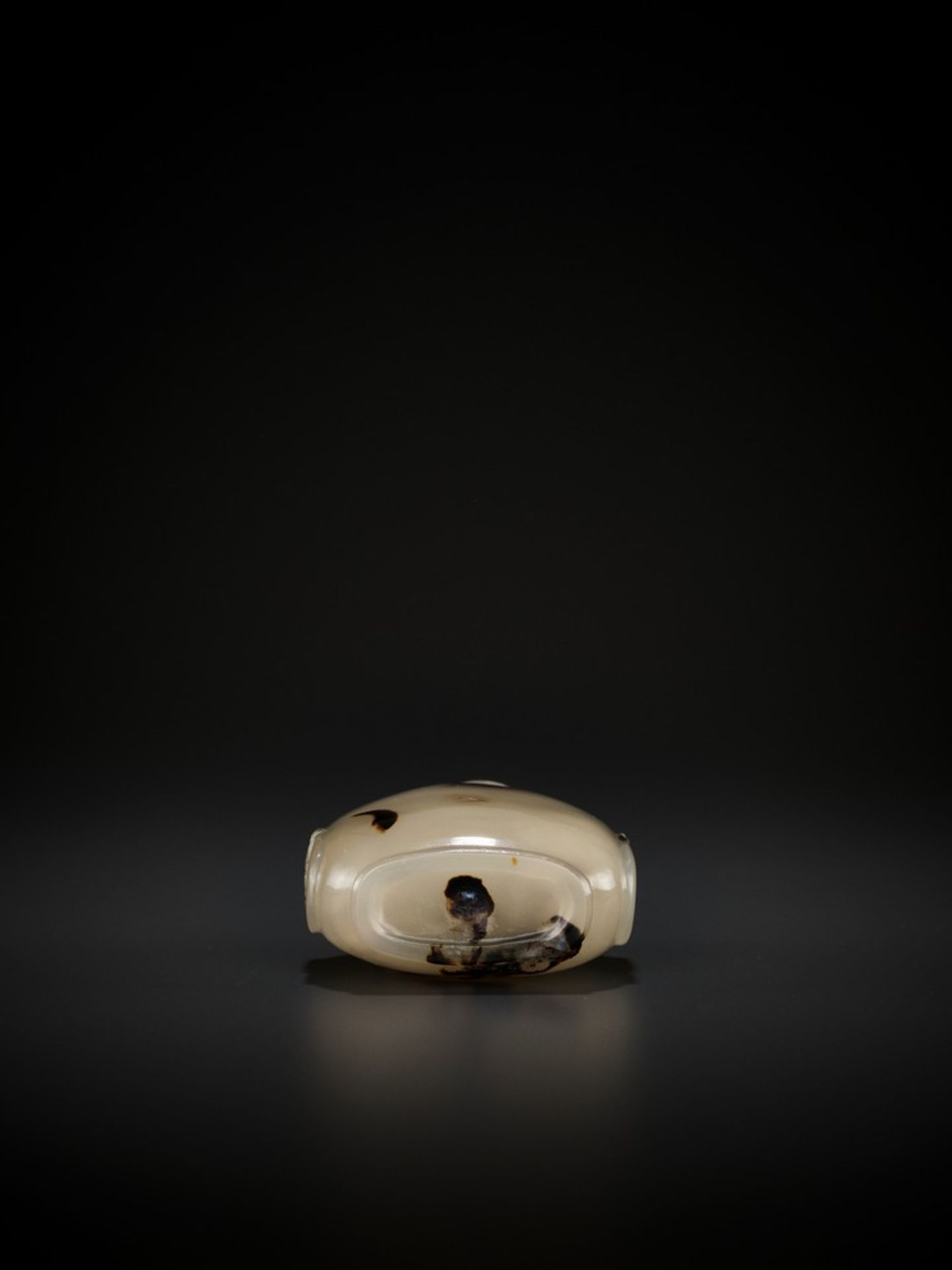 A SHADOW AGATE ‘BIRDS IN A TREE’ SNUFF BOTTLE, MID-QING <br - Image 10 of 10