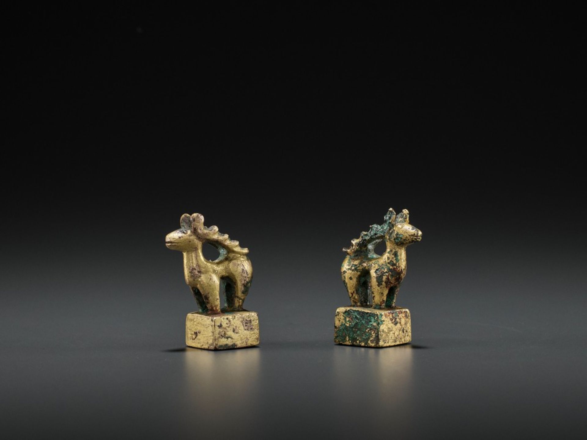 A PAIR OF GILT BRONZE ‘STAG’ SEALS, EASTERN HAN <br - Bild 7 aus 9