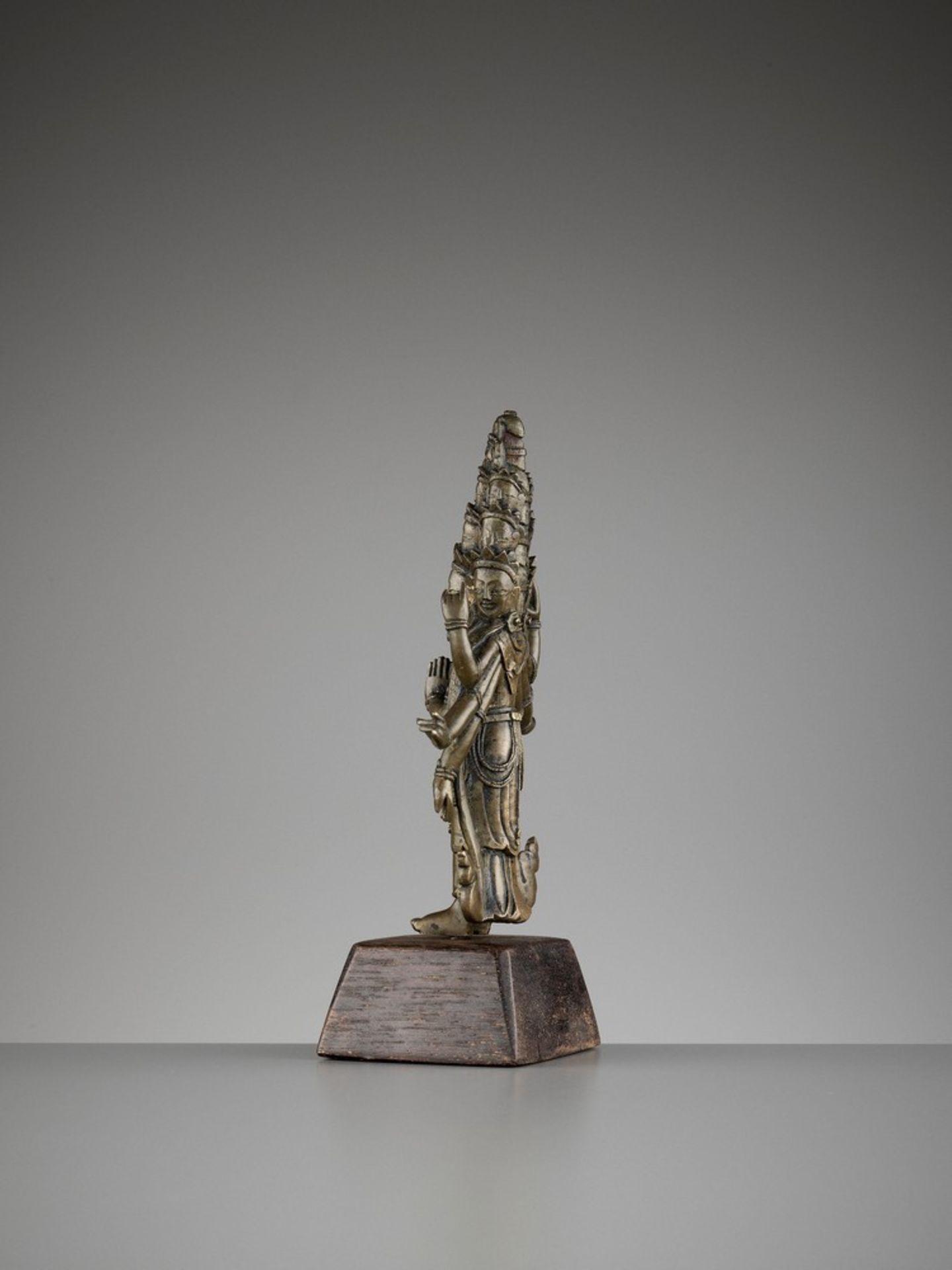 A SINO-TIBETAN COPPER ALLOY FIGURE OF EKADASHAMUKHA AVALOKITESVARA, QING - Image 6 of 11