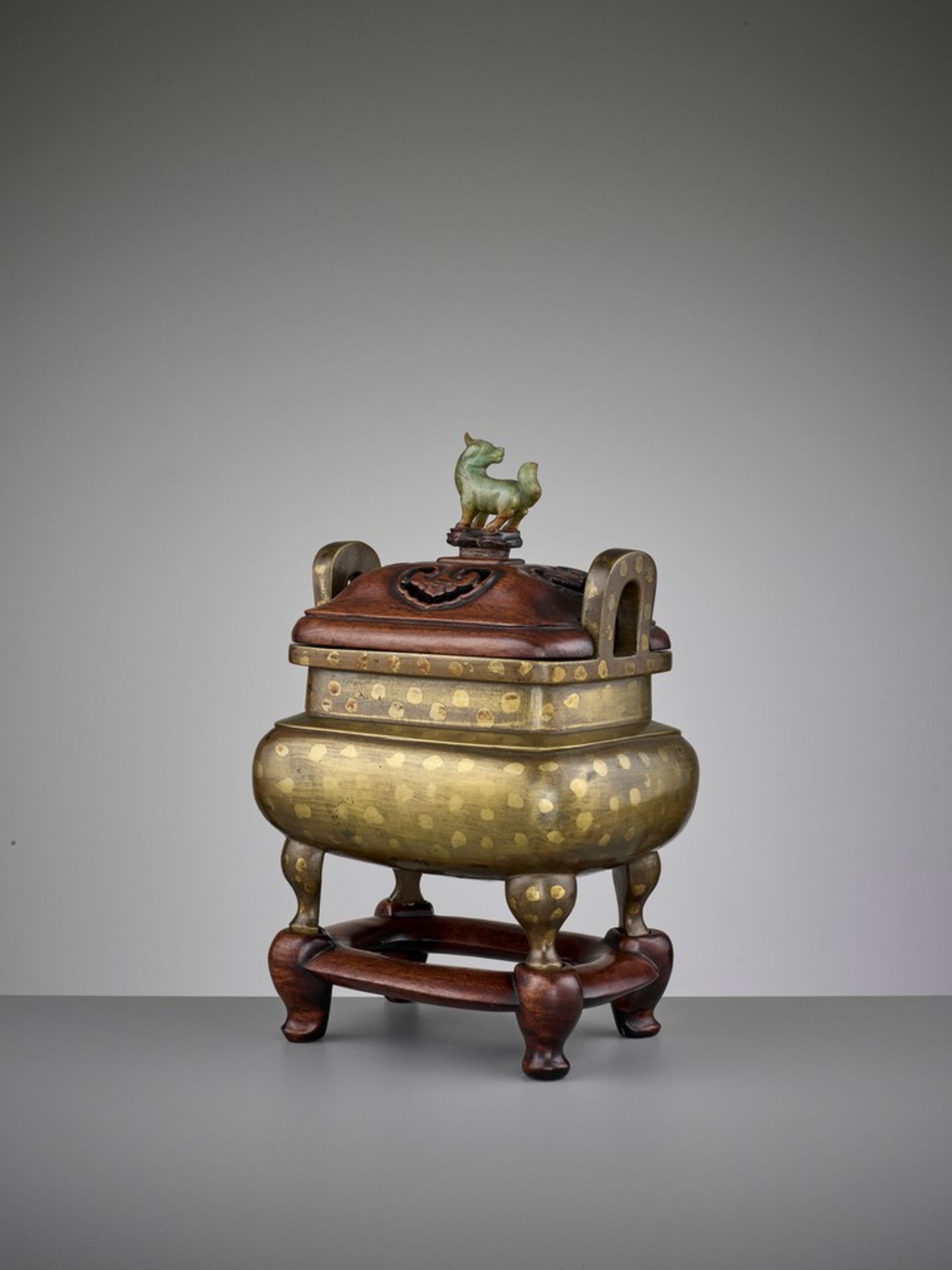 A GOLD-SPLASHED BRONZE CENSER WITH HARDWOOD COVER AND BASE, 17TH CENTURY - Image 5 of 13