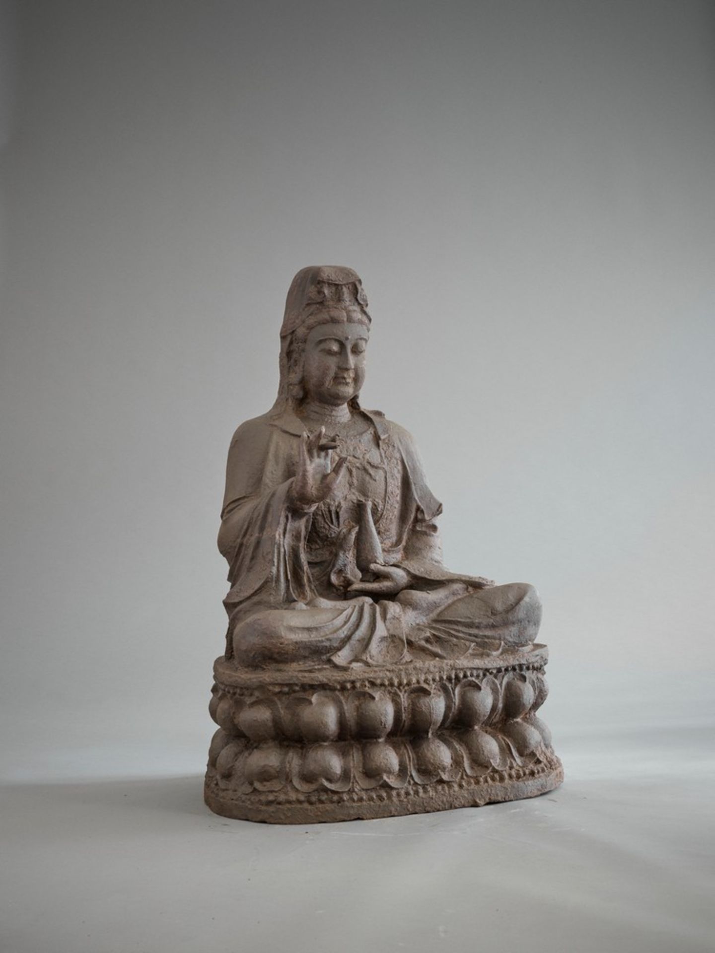 A MONUMENTAL CAST-IRON STATUE OF THE TEACHING GUANYIN, YUAN-MING DYNASTY - Image 7 of 9