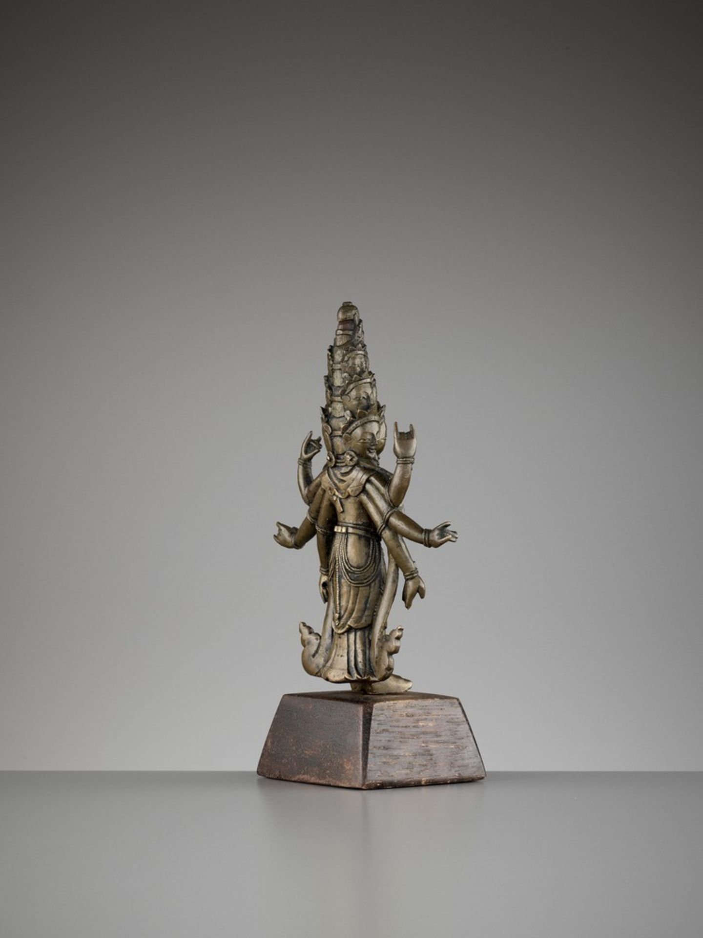 A SINO-TIBETAN COPPER ALLOY FIGURE OF EKADASHAMUKHA AVALOKITESVARA, QING - Image 8 of 11