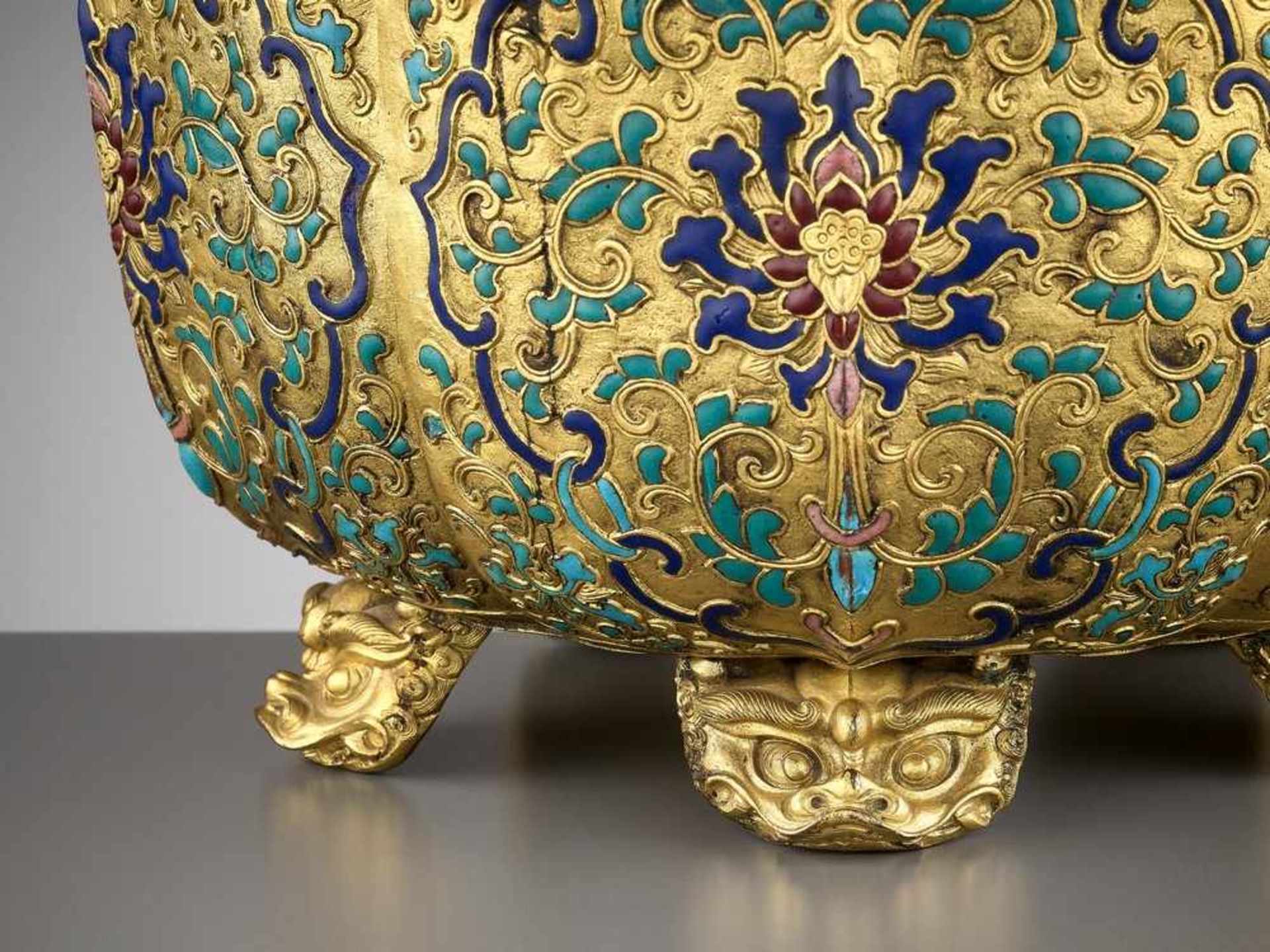 A RARE GILT-COPPER CHAMPLEVÉ ENAMEL JARDINIERE, QIANLONG < - Bild 2 aus 11