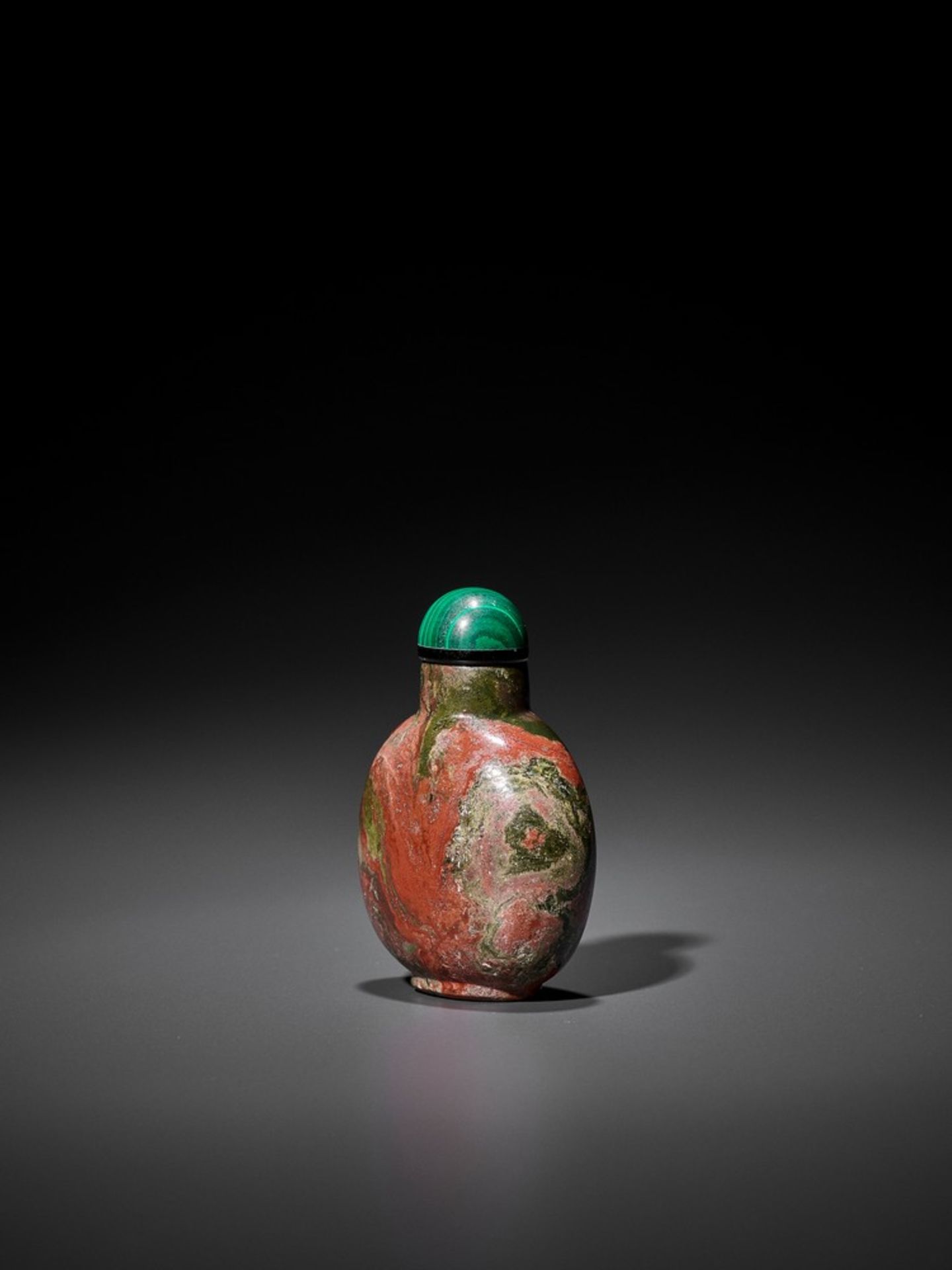 A ‘BLOODSTONE’ JASPER SNUFF BOTTLE, MID-QING <br - Bild 6 aus 9