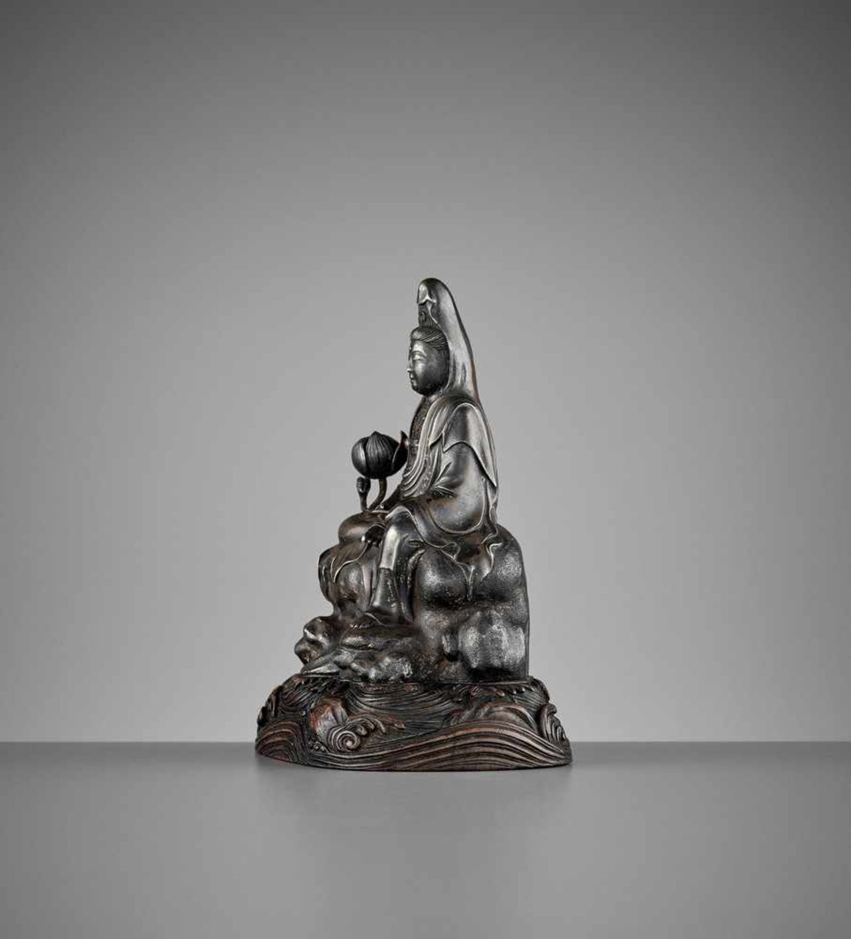 A SILVERED ‘ROYAL EASE’ BRONZE FIGURE OF GUANYIN, EARLY QING DYNASTY <br - Bild 6 aus 10