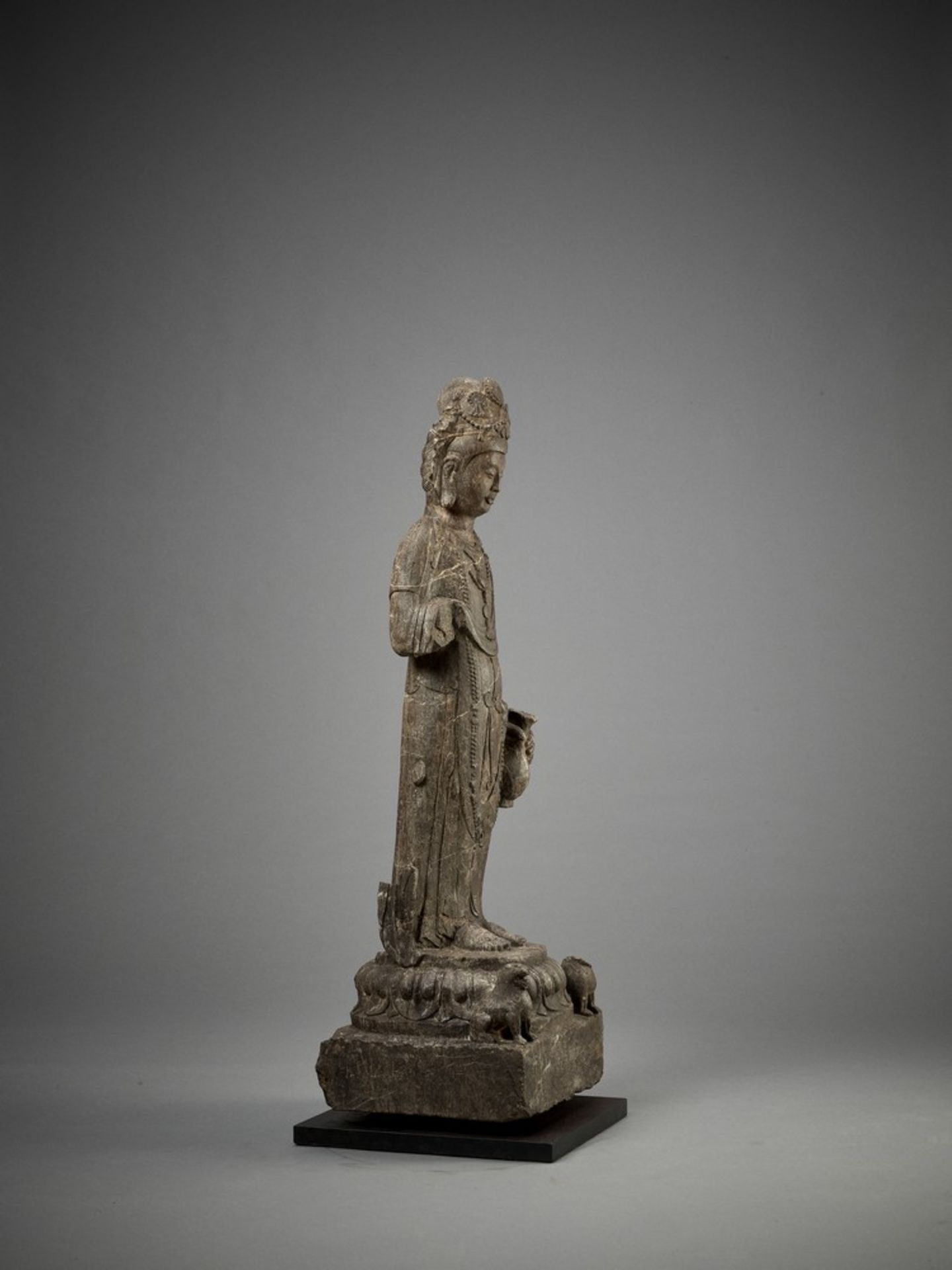 AN EXCEPTIONAL LARGE LIMESTONE FIGURE OF A BODHISATTVA, TANG DYNASTY - Image 18 of 28