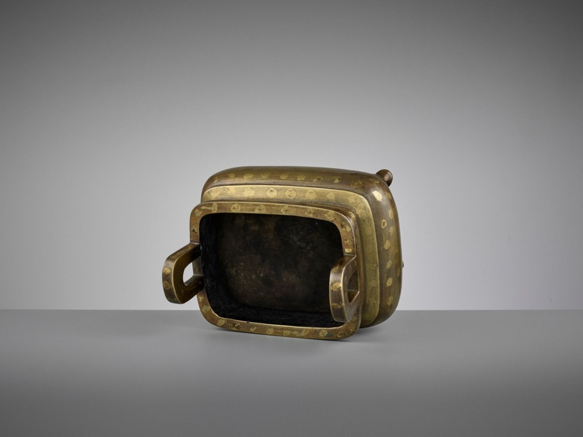 A GOLD-SPLASHED BRONZE CENSER WITH HARDWOOD COVER AND BASE, 17TH CENTURY - Bild 9 aus 13