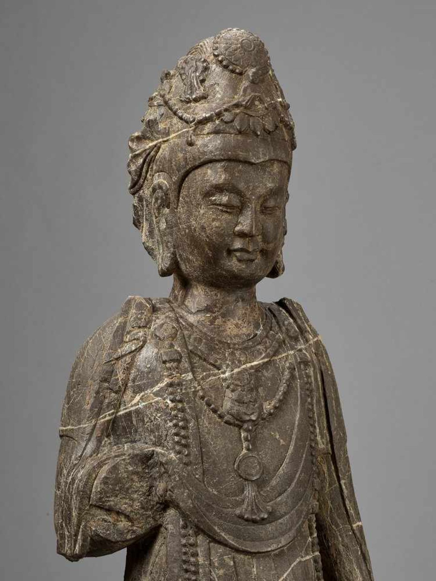 AN EXCEPTIONAL LARGE LIMESTONE FIGURE OF A BODHISATTVA, TANG DYNASTY - Image 3 of 28