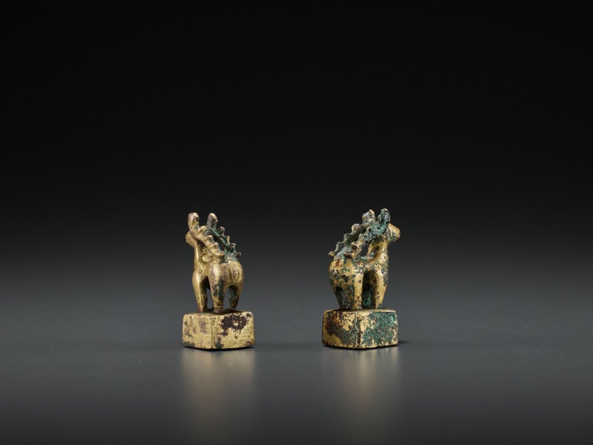 A PAIR OF GILT BRONZE ‘STAG’ SEALS, EASTERN HAN <br - Image 5 of 9