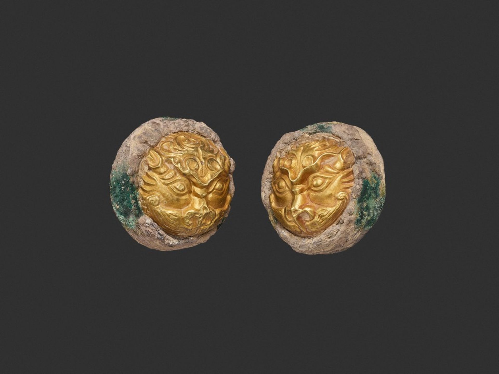 A PAIR OF GOLD REPOUSSÉ 'MYTHICAL BEAST' HORSETACK ORNAMENTS, LATE WARRING STATES TO HAN < - Image 2 of 4