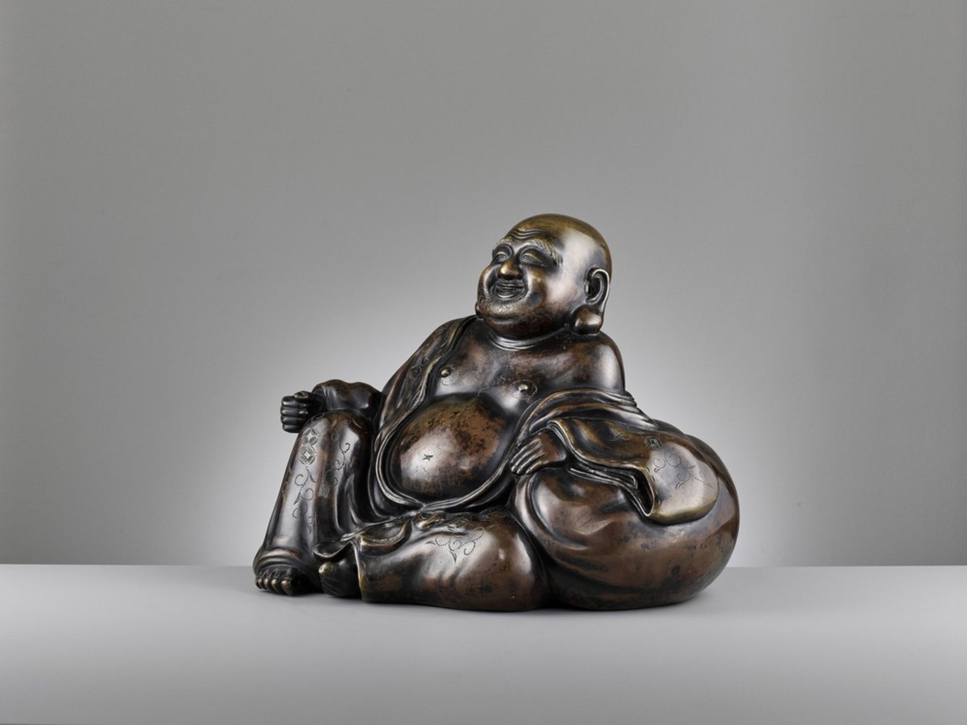 A LARGE AND HEAVILY CAST BRONZE FIGURE OF BUDAI, QING DYNASTY - Image 12 of 14