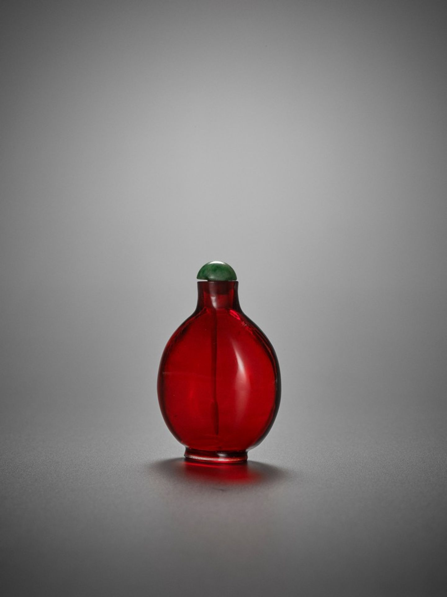 A TRANSPARENT RUBY-RED GLASS SNUFF BOTTLE, 18TH CENTURY - Bild 6 aus 9